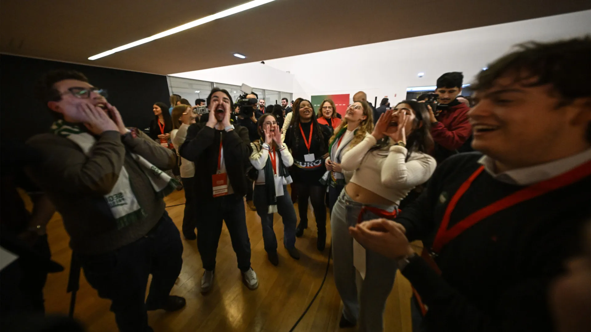 
                    Festa e cânticos de vitória no quartel-general de António José Seguro
                