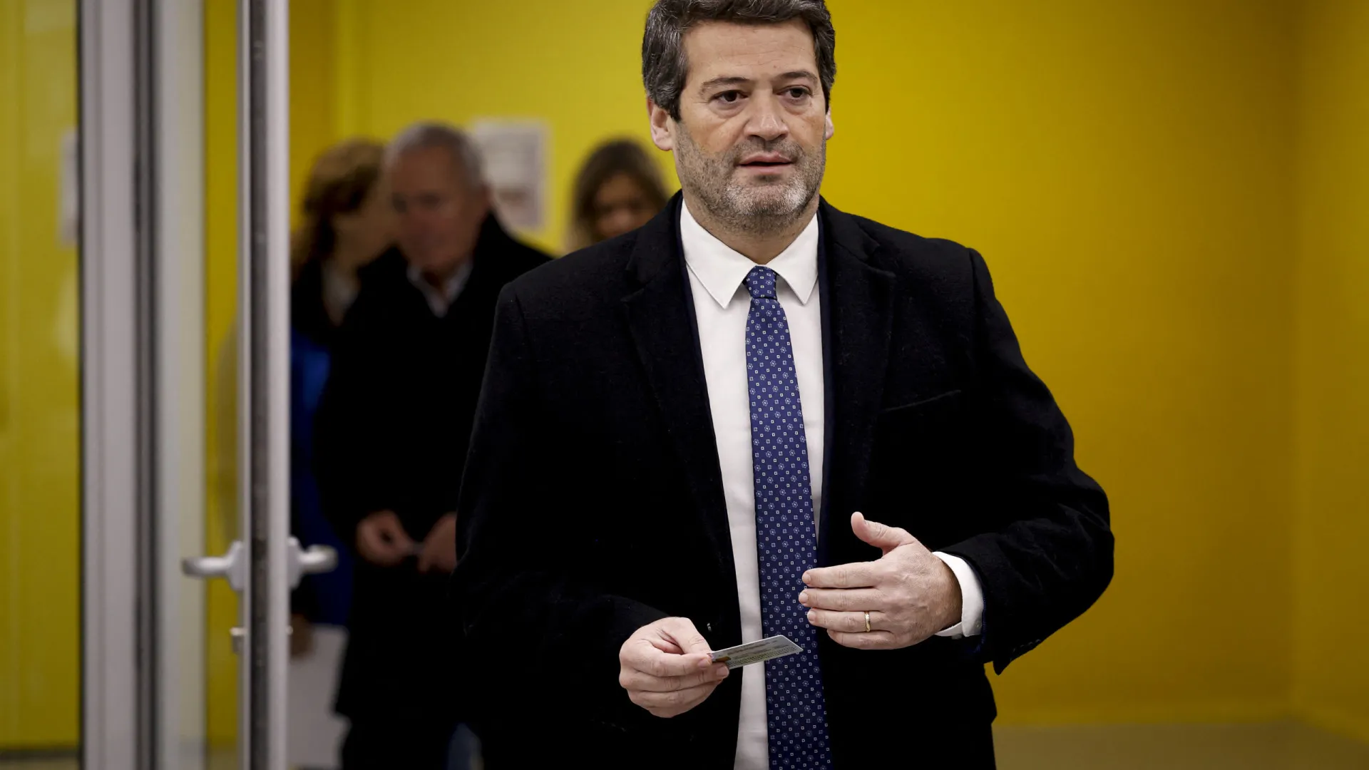 
                    Ventura pede ao Governo para 