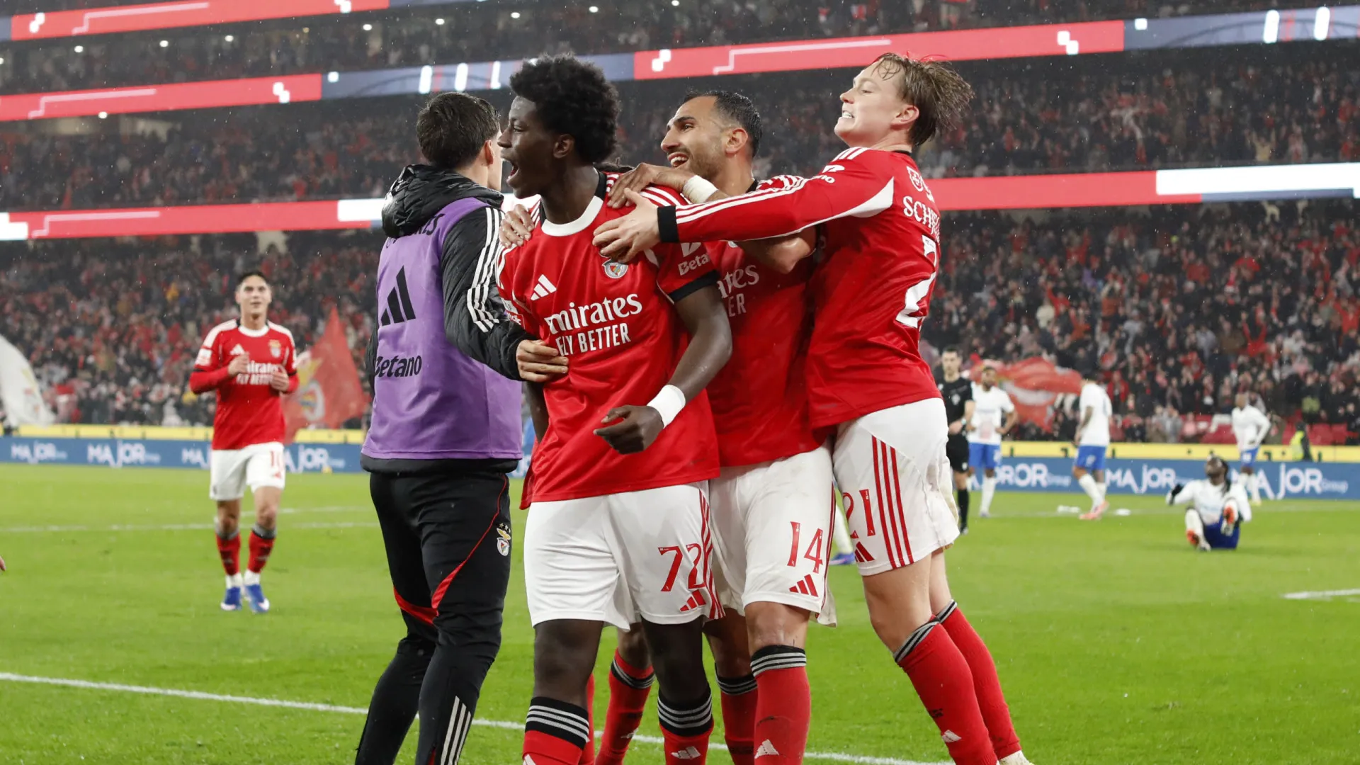 
                    Anísio reaparece ao salvamento e Benfica fica à espreita do Clássico
                