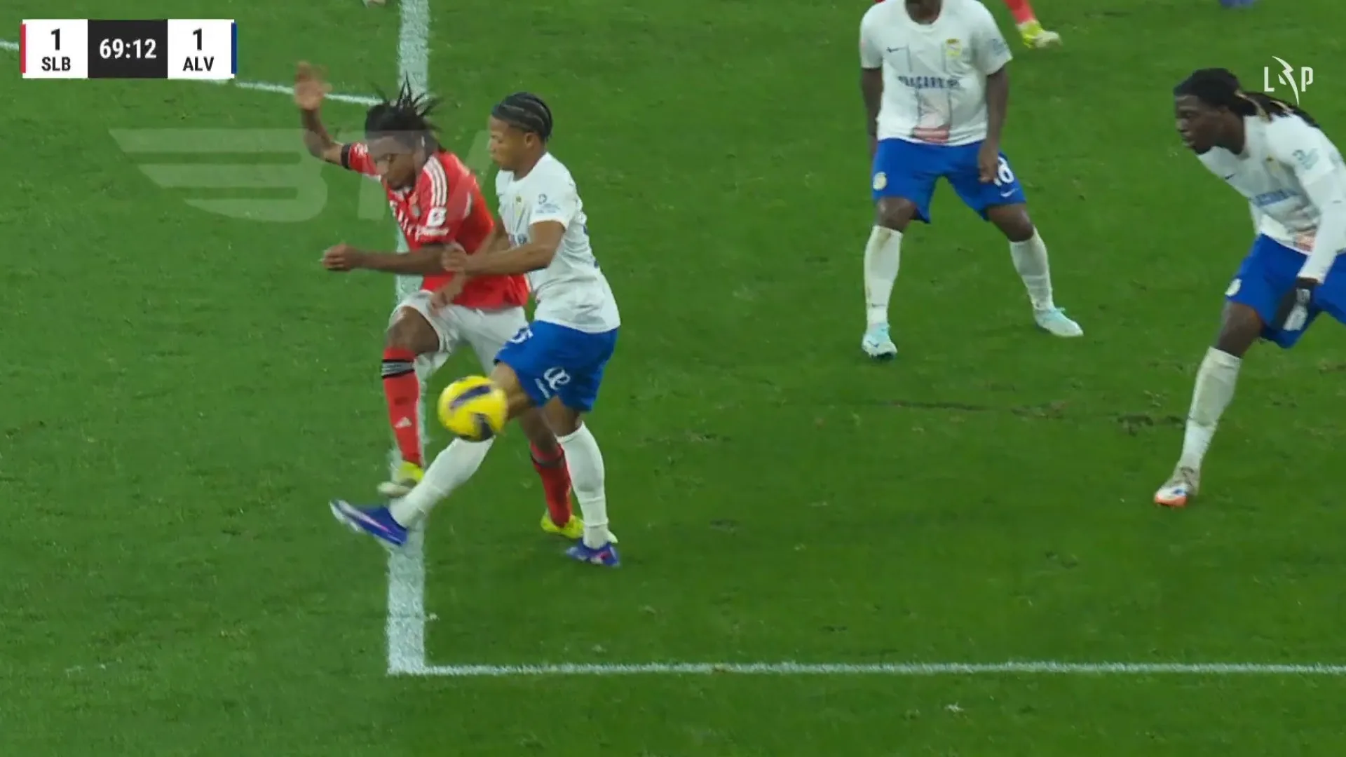 
                    Decisão correta? Barreiro caiu, mas VAR mandou seguir no Benfica-Alverca
                