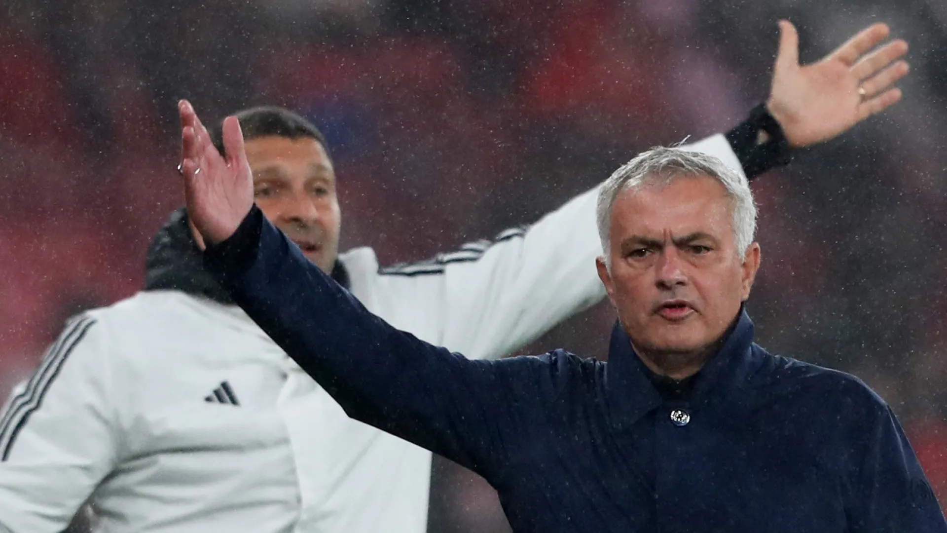 
                    Mourinho compara Anísio a Drogba e pede desculpa: 