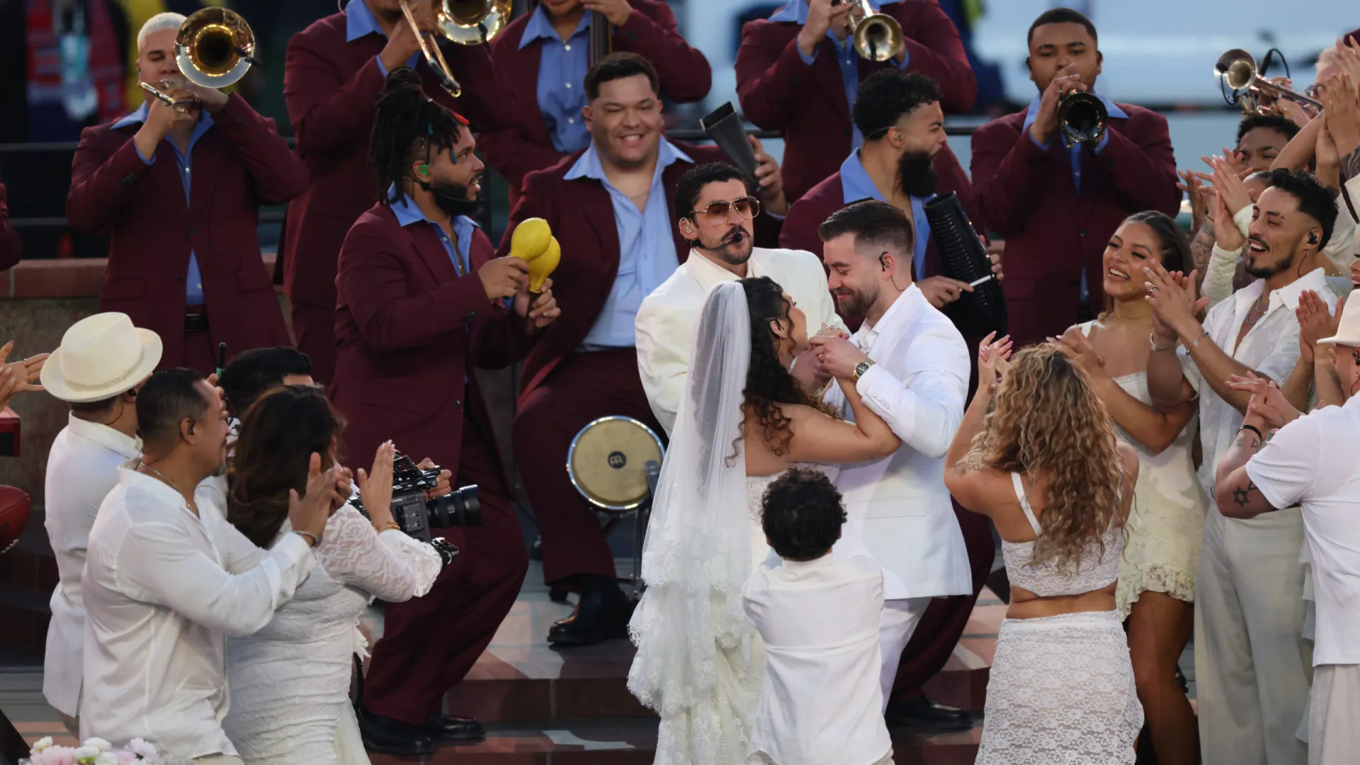 
                    Os noivos que se casaram (mesmo) no Super Bowl. As imagens
                