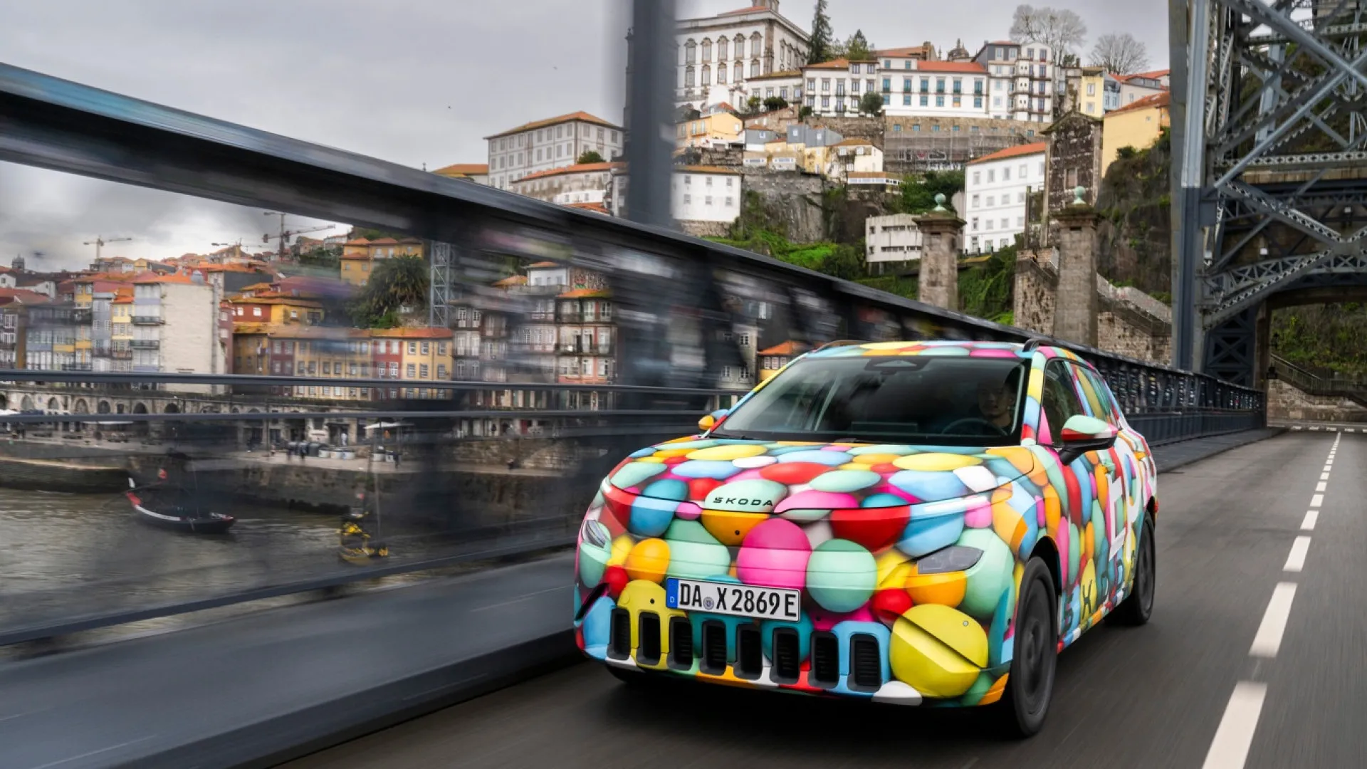 
                    Novo Skoda Epiq está a chegar. Os primeiros detalhes do SUV elétrico
                