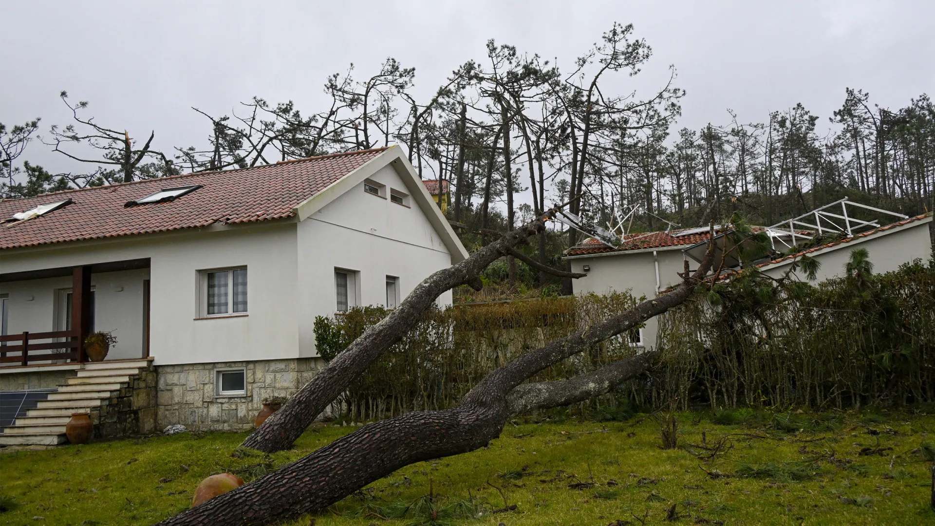 
                    Trabalhador morre eletrocutado em reparações na rede elétrica em Leiria
                