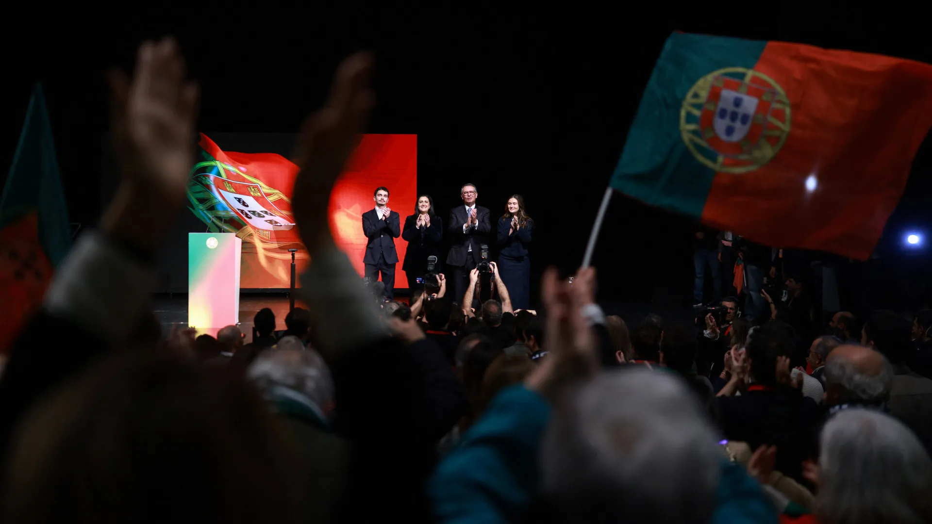 
                    Politólogos: Seguro com 