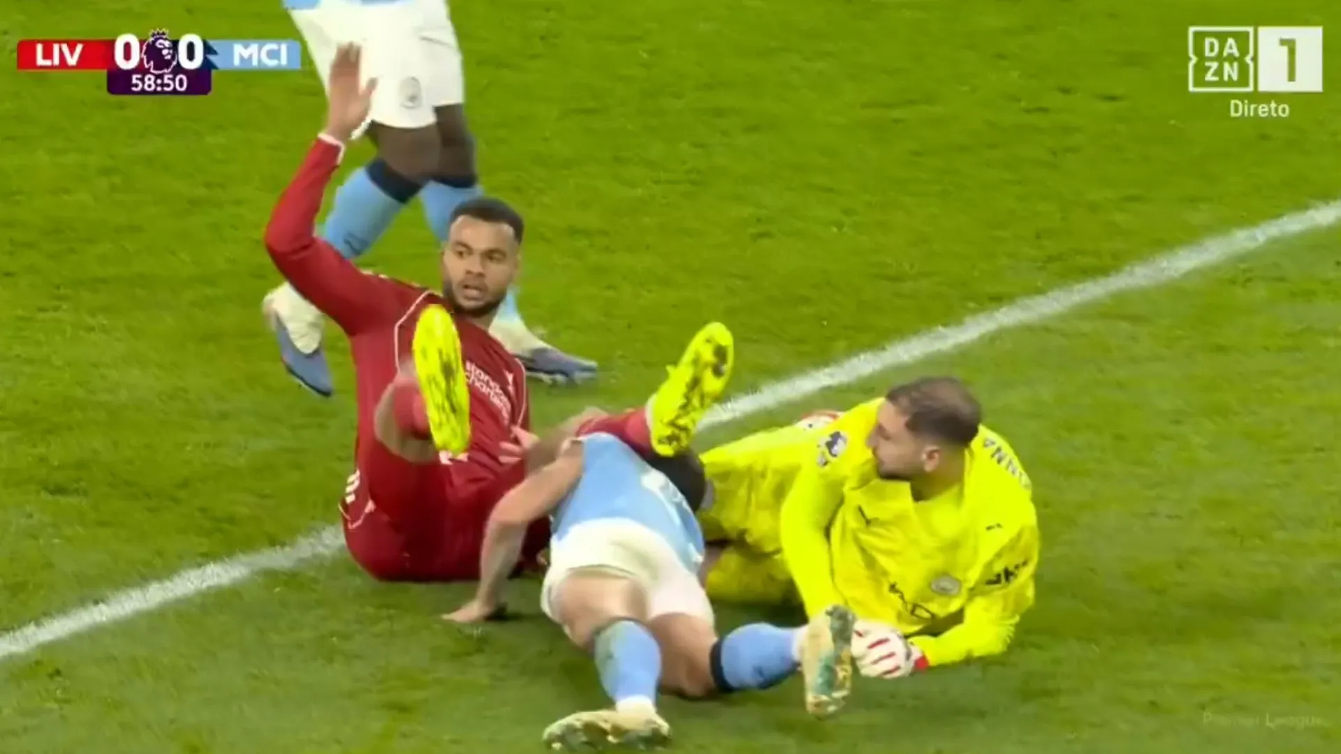 
                    Podia ter corrido muito mal. O lance arrepiante no Liverpool-Man. City
                