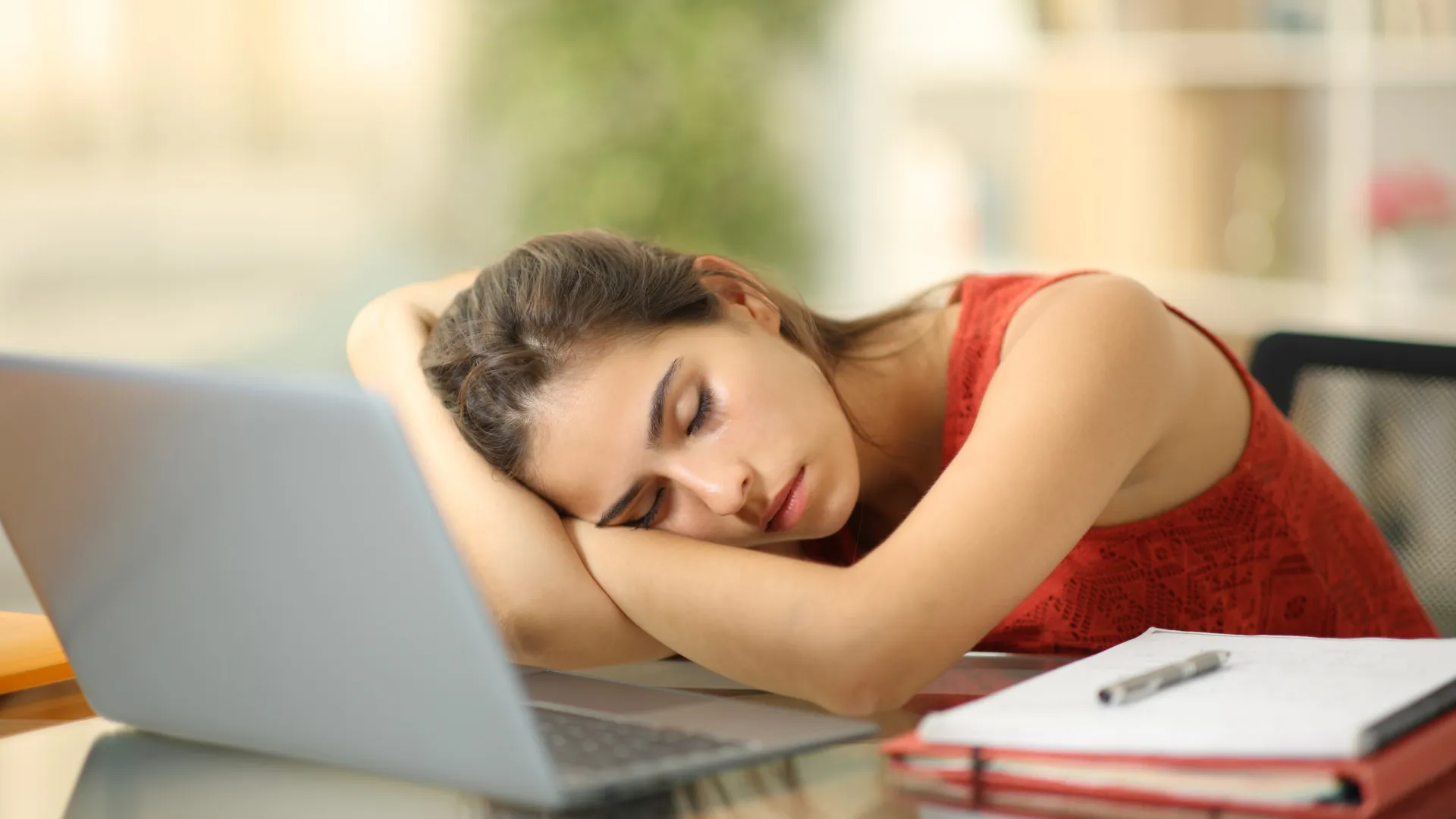 
                    Adormece em todo o lado? Atenção, pode ser narcolepsia. Médico explica
                