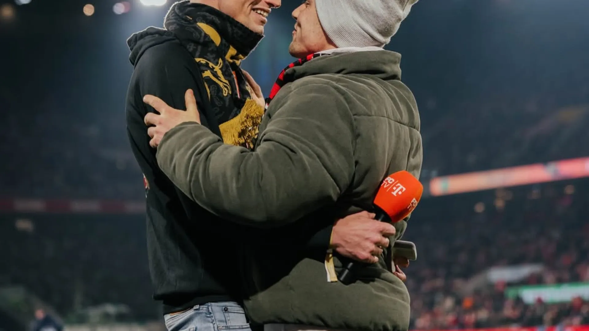 
                    Árbitro que pediu namorado em casamento no relvado acaba agredido em casa
                