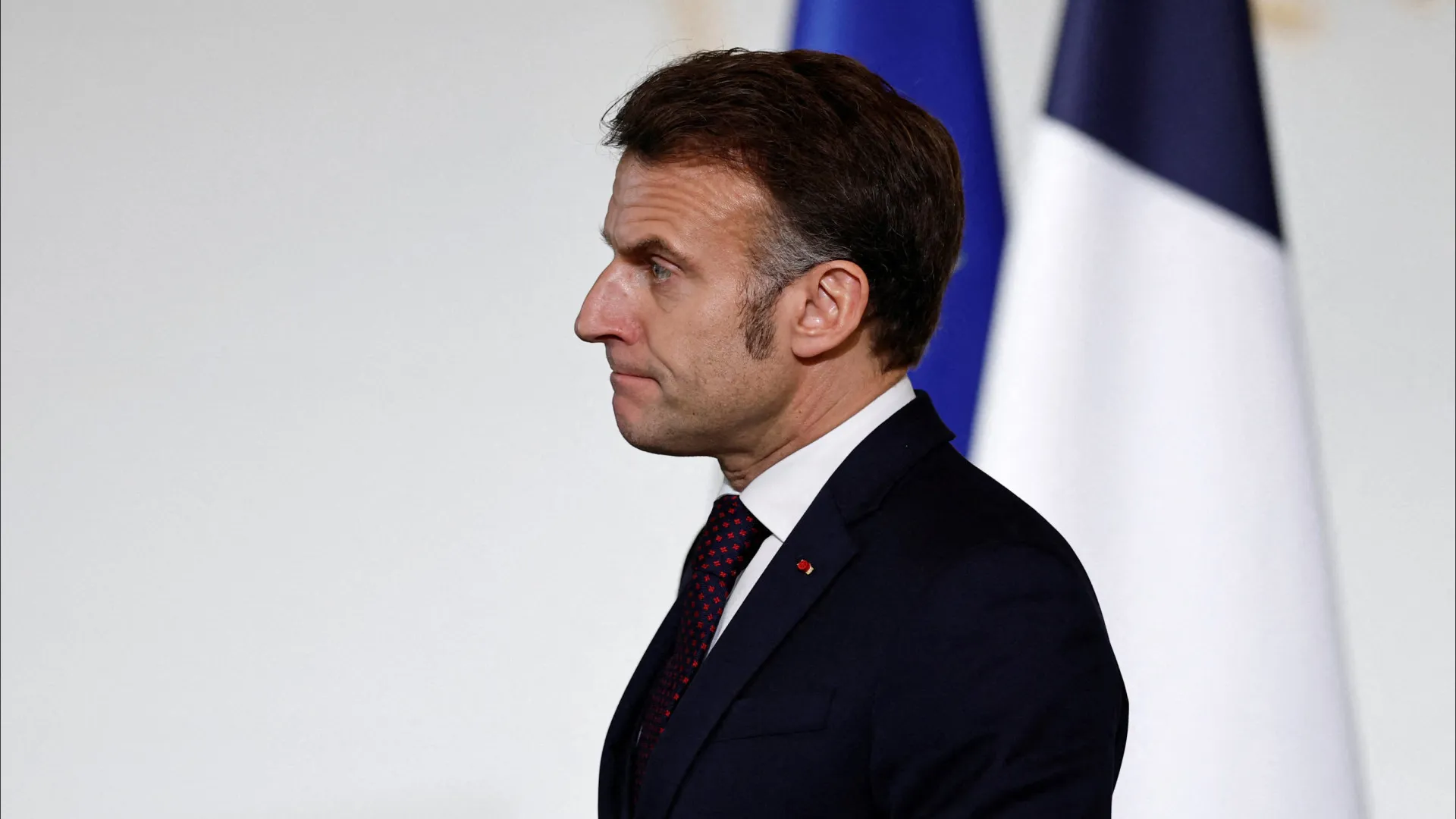 
                    Presidente francês na Índia para cimeira sobre IA e cooperação comercial
                