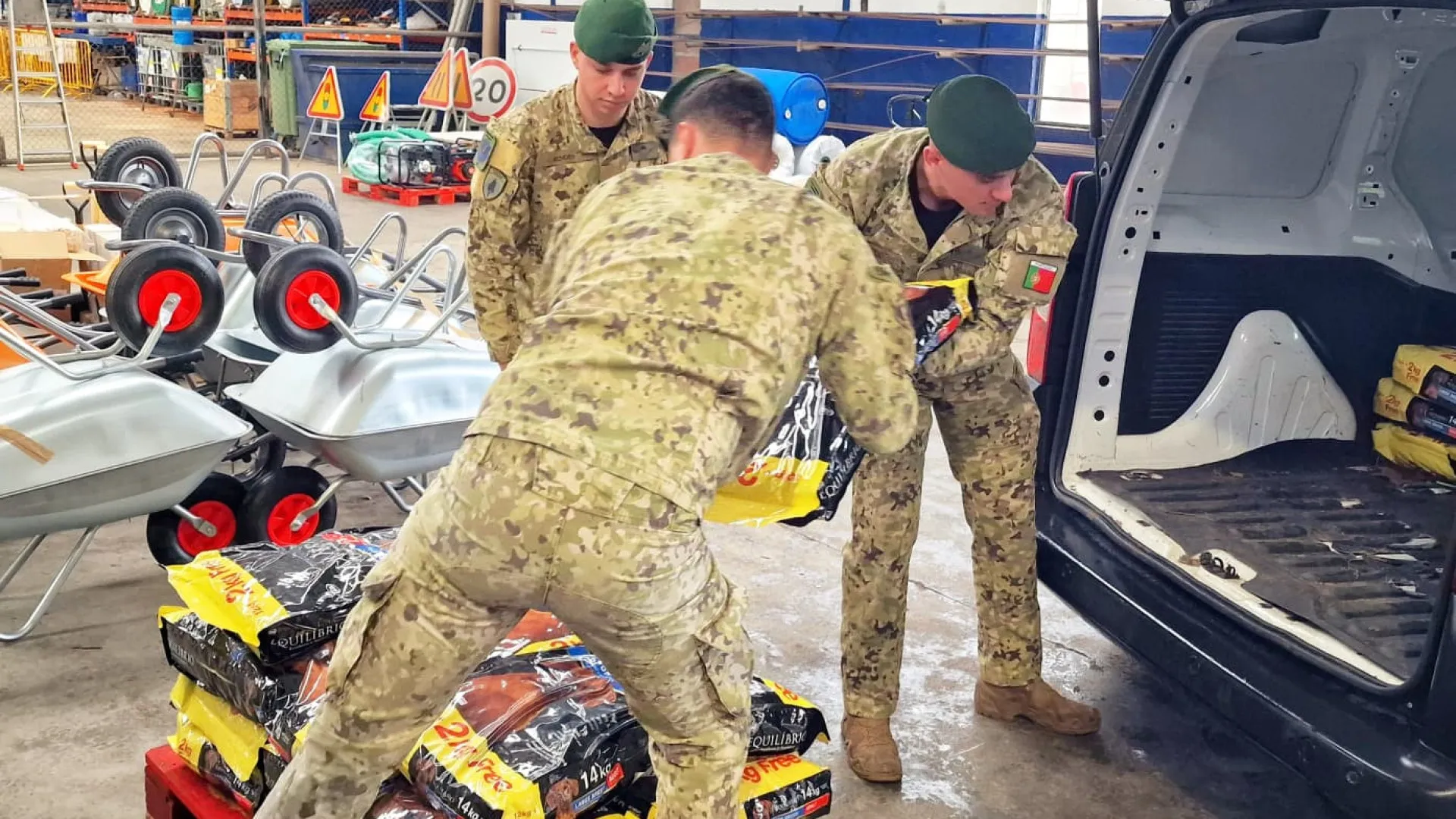 
                    Exército entrega a Porto de Mós 300 quilos de ração para cães
                