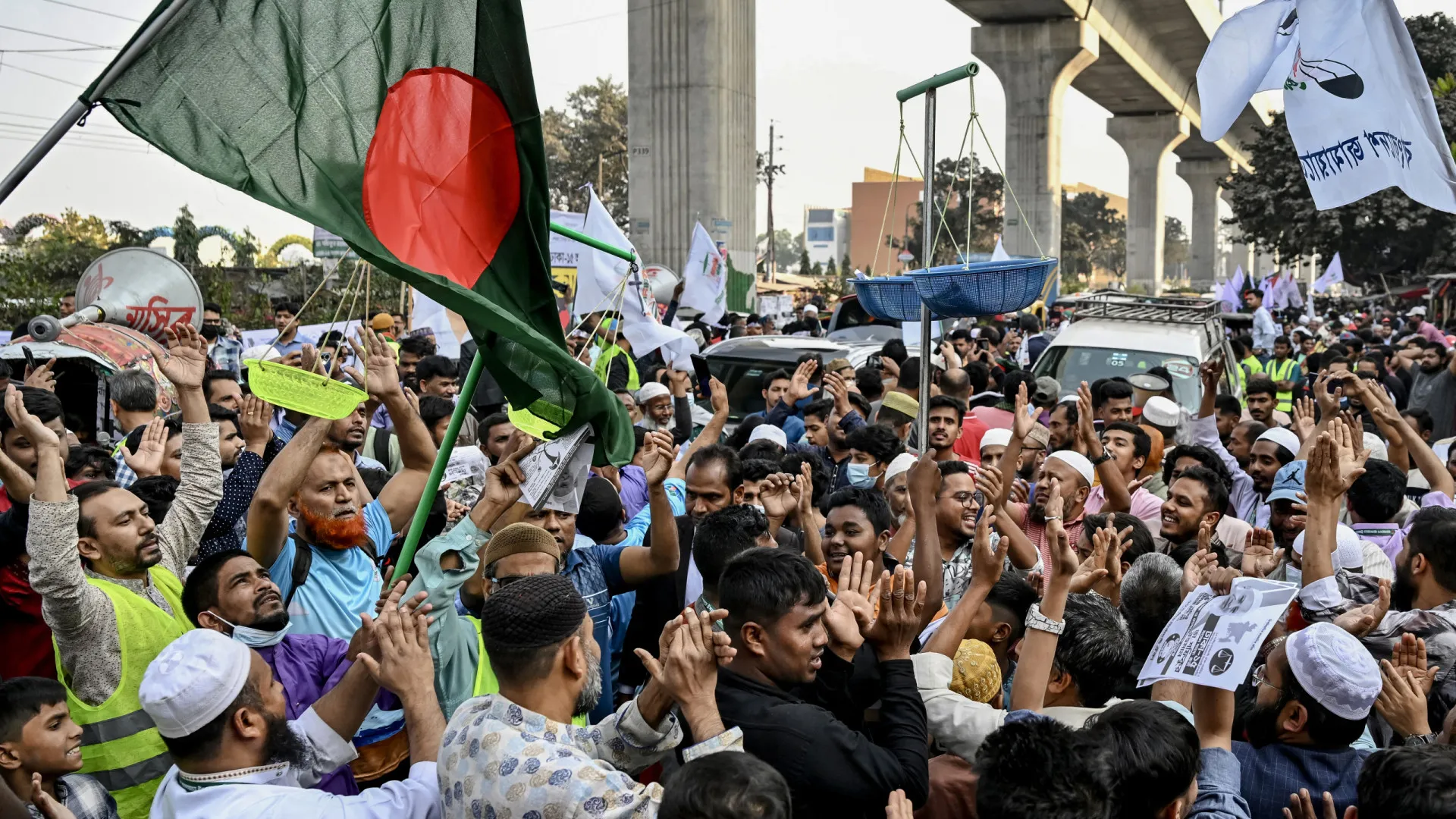 Centenas de observadores e jornalistas acompanham eleições no Bangladesh
