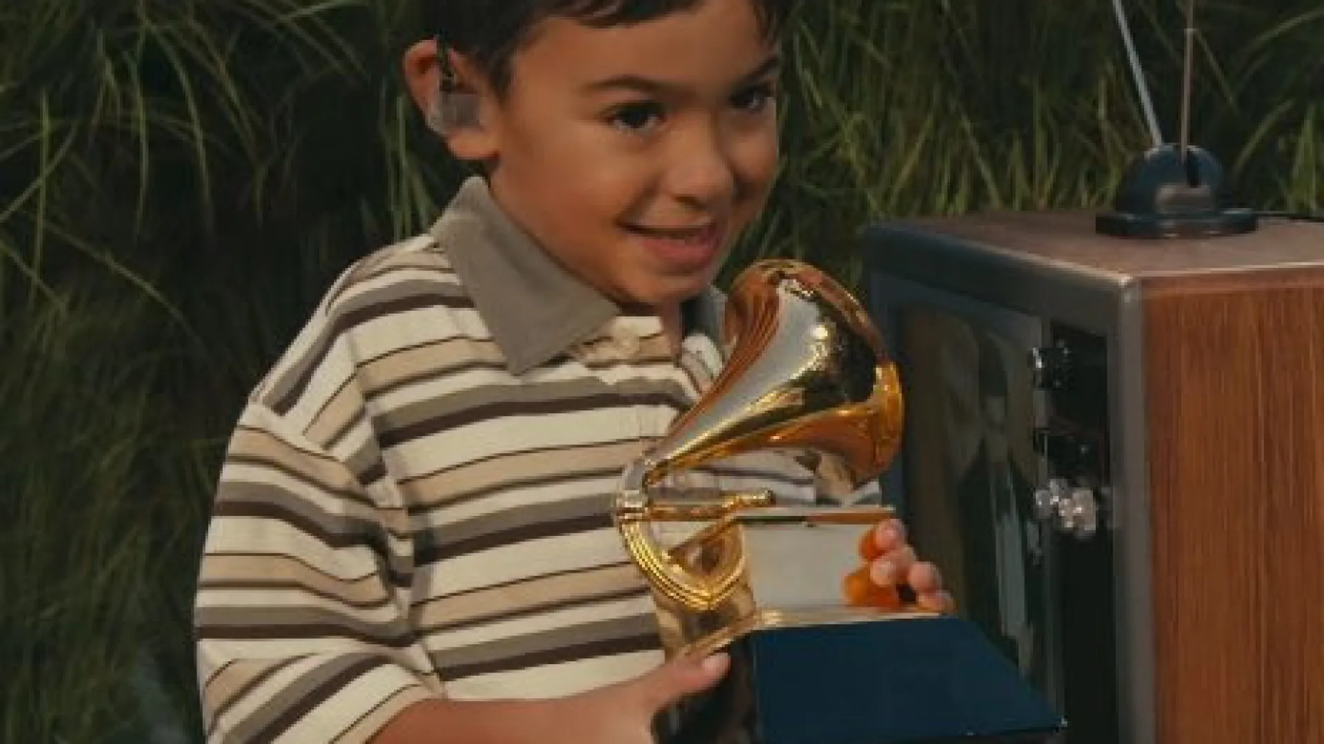 
                    Afinal, quem é o menino que recebeu Grammy de Bad Bunny no Super Bowl?
                