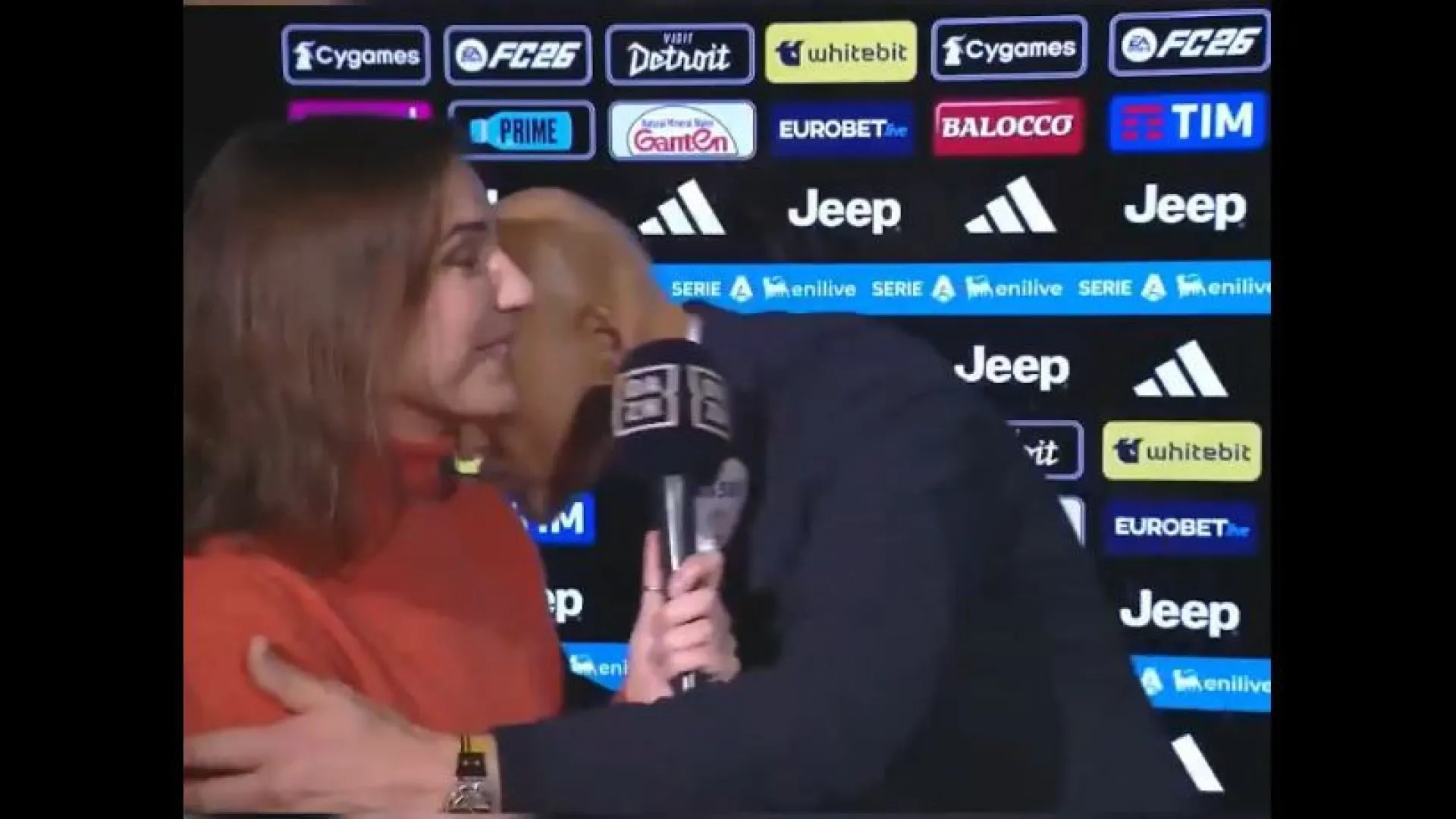 
                    Spalletti queixa-se sobre VAR, mas beijo a apresentadora dá que falar
                