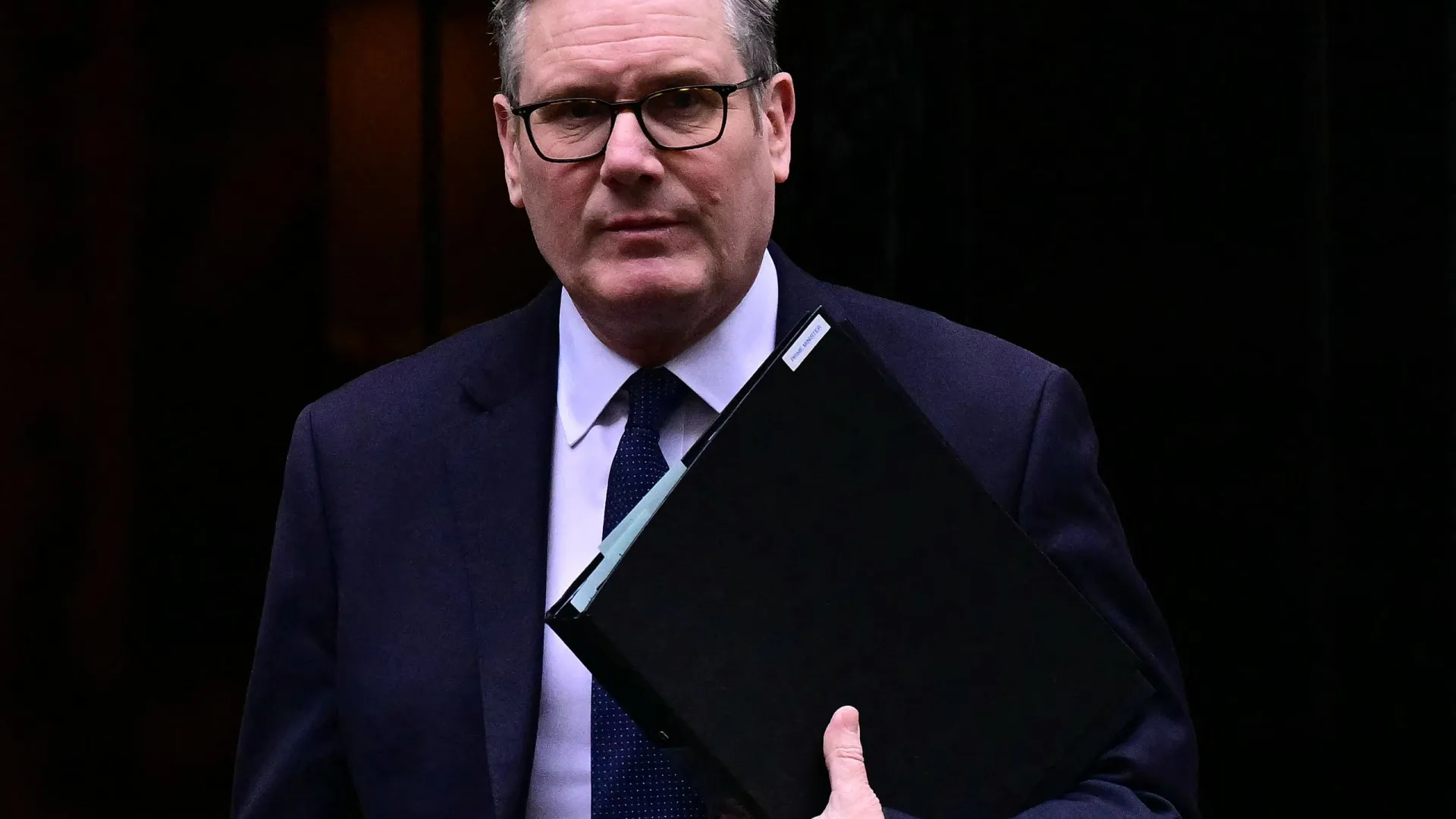 
                    Starmer na 'corda bamba' após polémica que envolve Mandelson (e Epstein)
                