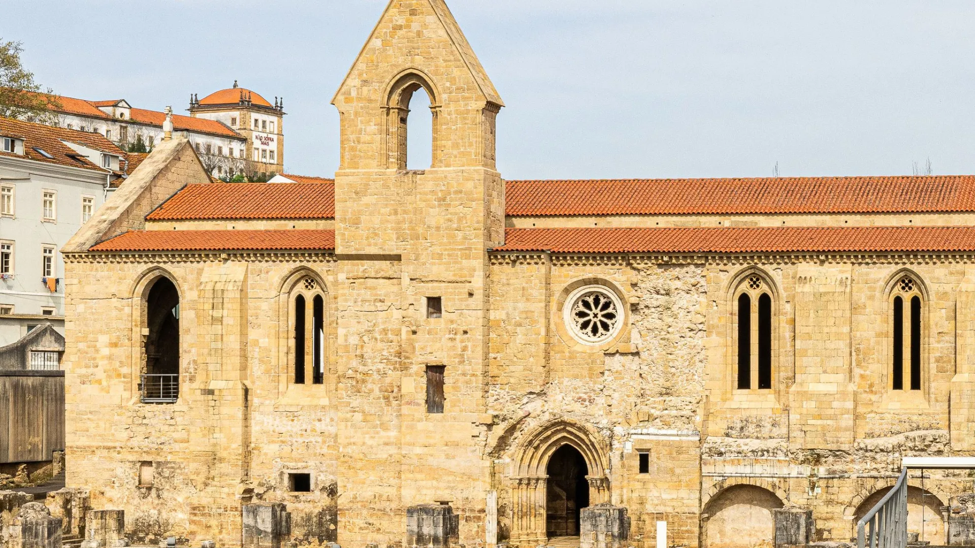
                    Avaliação de danos em mosteiro de Coimbra só é possível após água descer
                