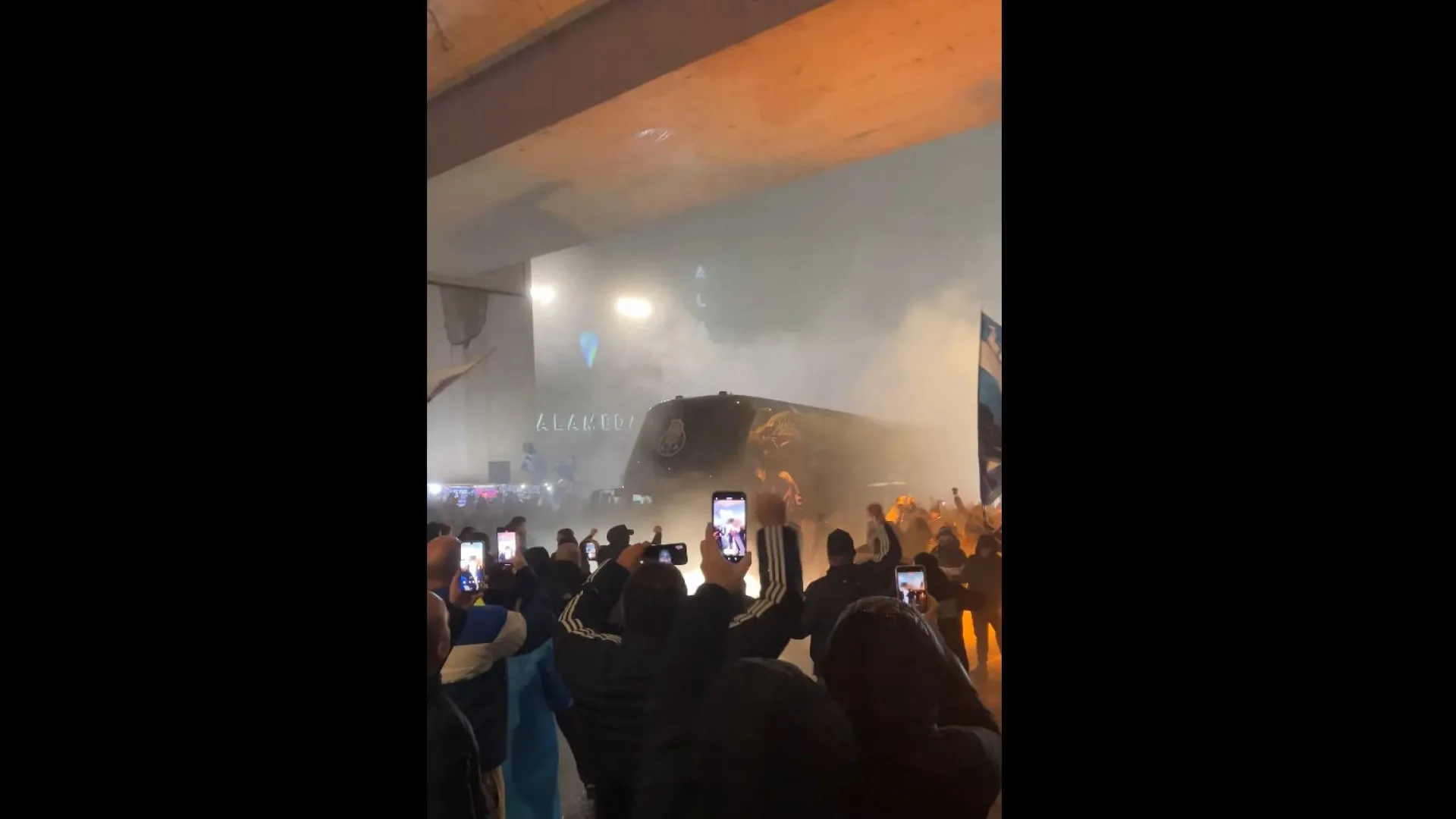 
                    Apoio avassalador. Assim foi a chegada do FC Porto ao Estádio do Dragão
                