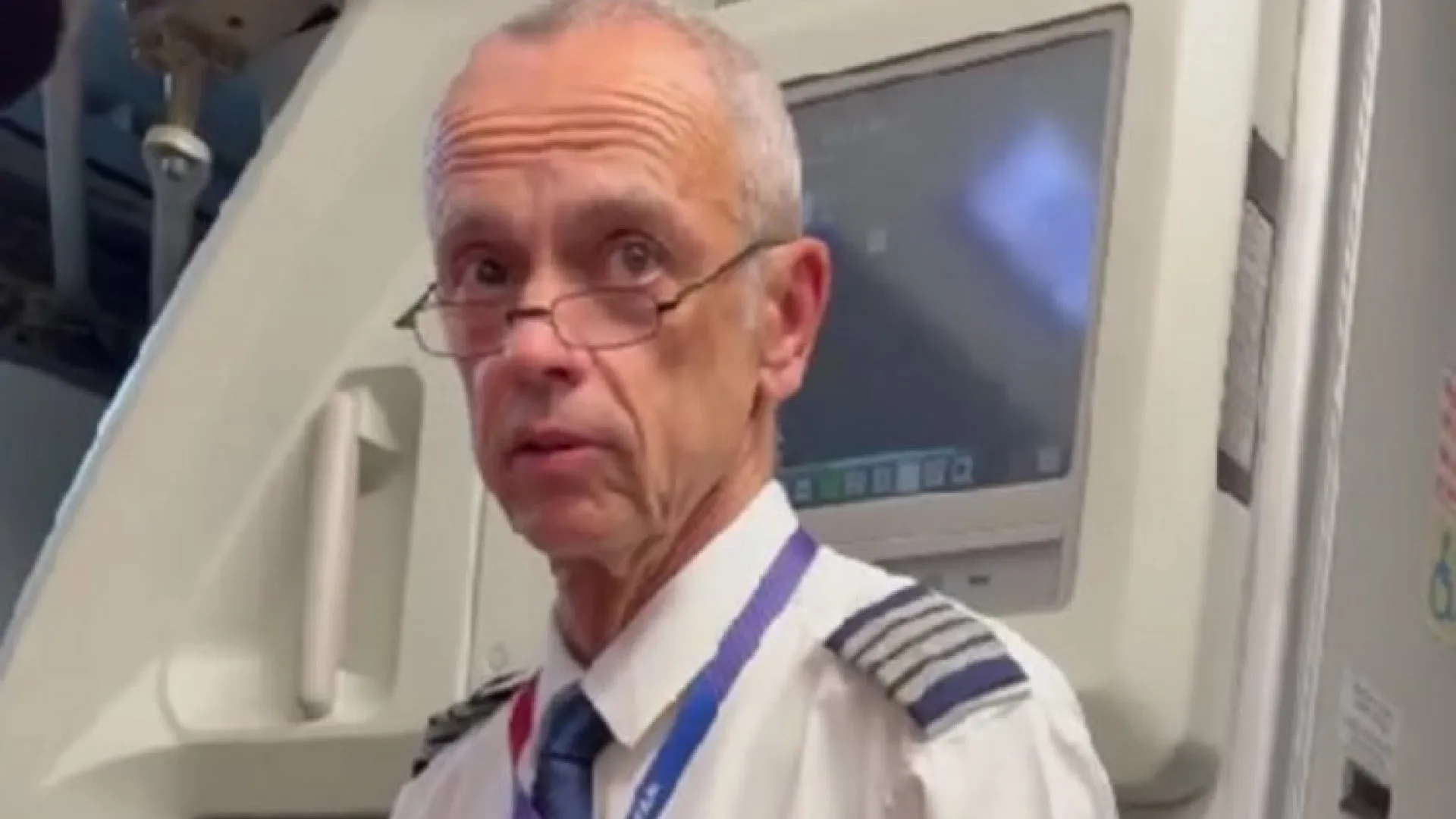 
                    Piloto detido dentro de avião no Brasil. É suspeito de abuso de menores
                