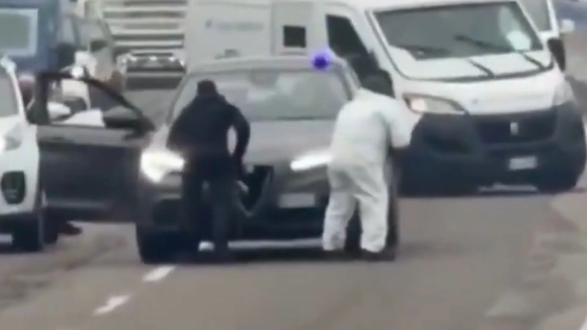 
                    Assaltantes atacam carrinha de valores no sul de Itália. Veja o vídeo
                