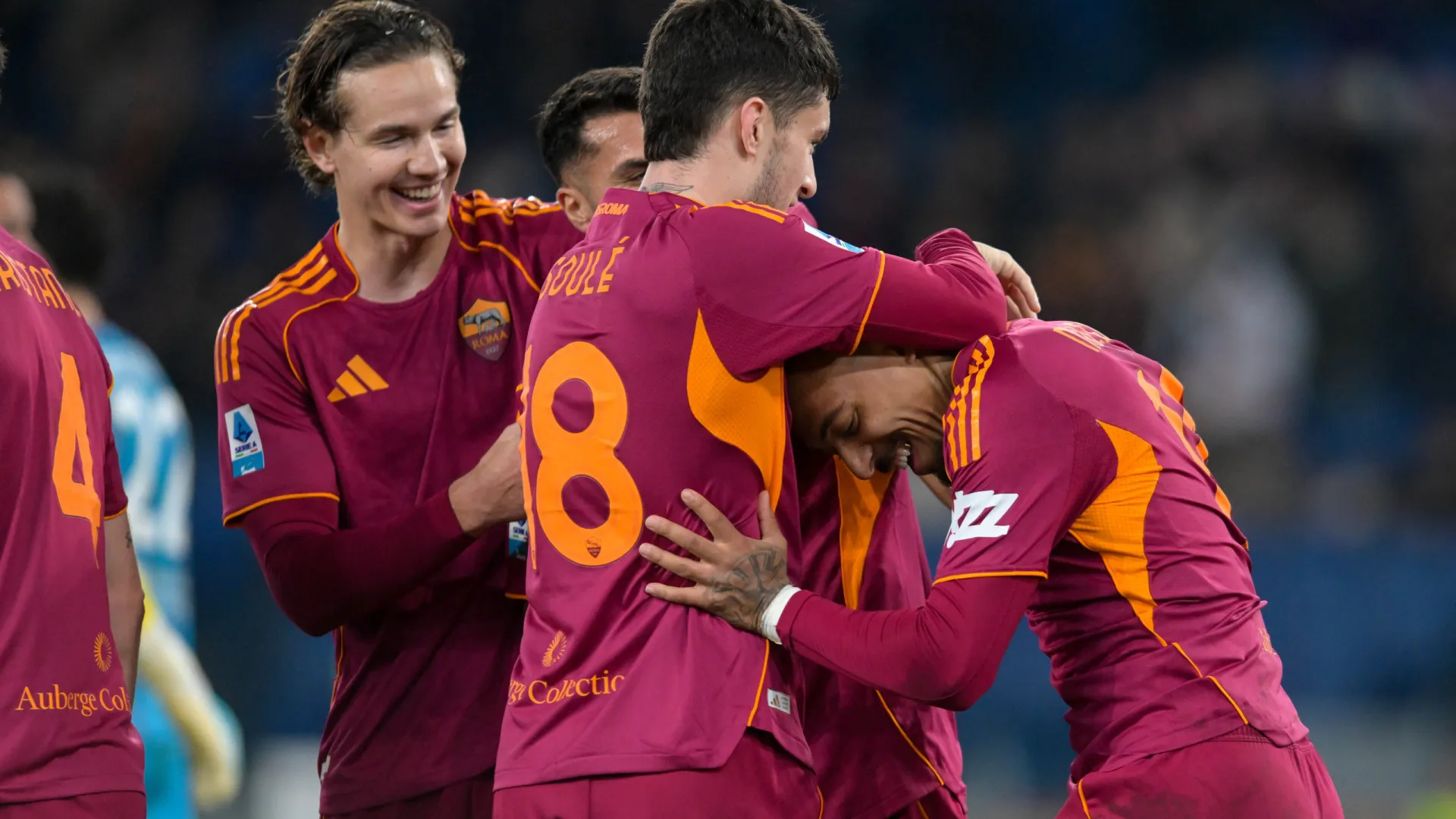 
                    AS Roma 'cola-se' à Juventus no quarto lugar após vencer o Cagliari
                