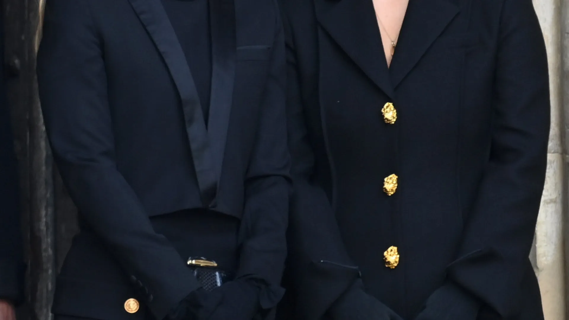 
                    Beatrice e Eugenie não abandonaram o pai, o ex-príncipe André
                