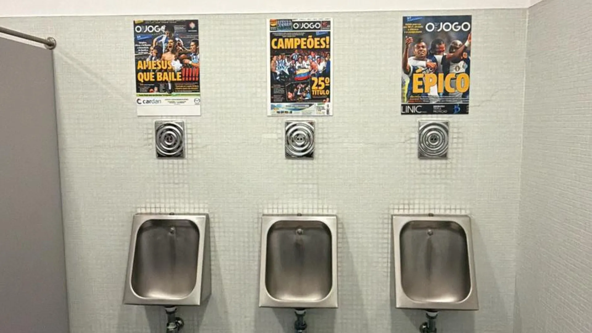 
                    FC Porto pica o Sporting e enche balneário com imagens provocatórias
                