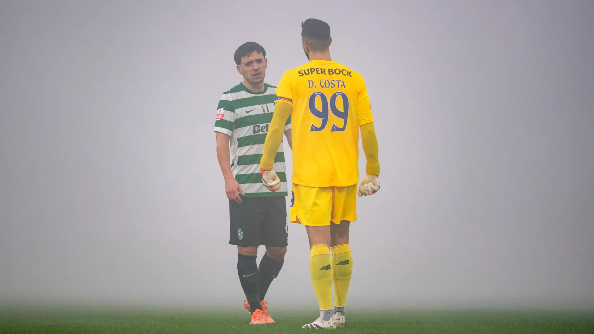 
                    Das toalhas aos urinóis. Até ar condicionado 'ferveu' o FC Porto-Sporting
                