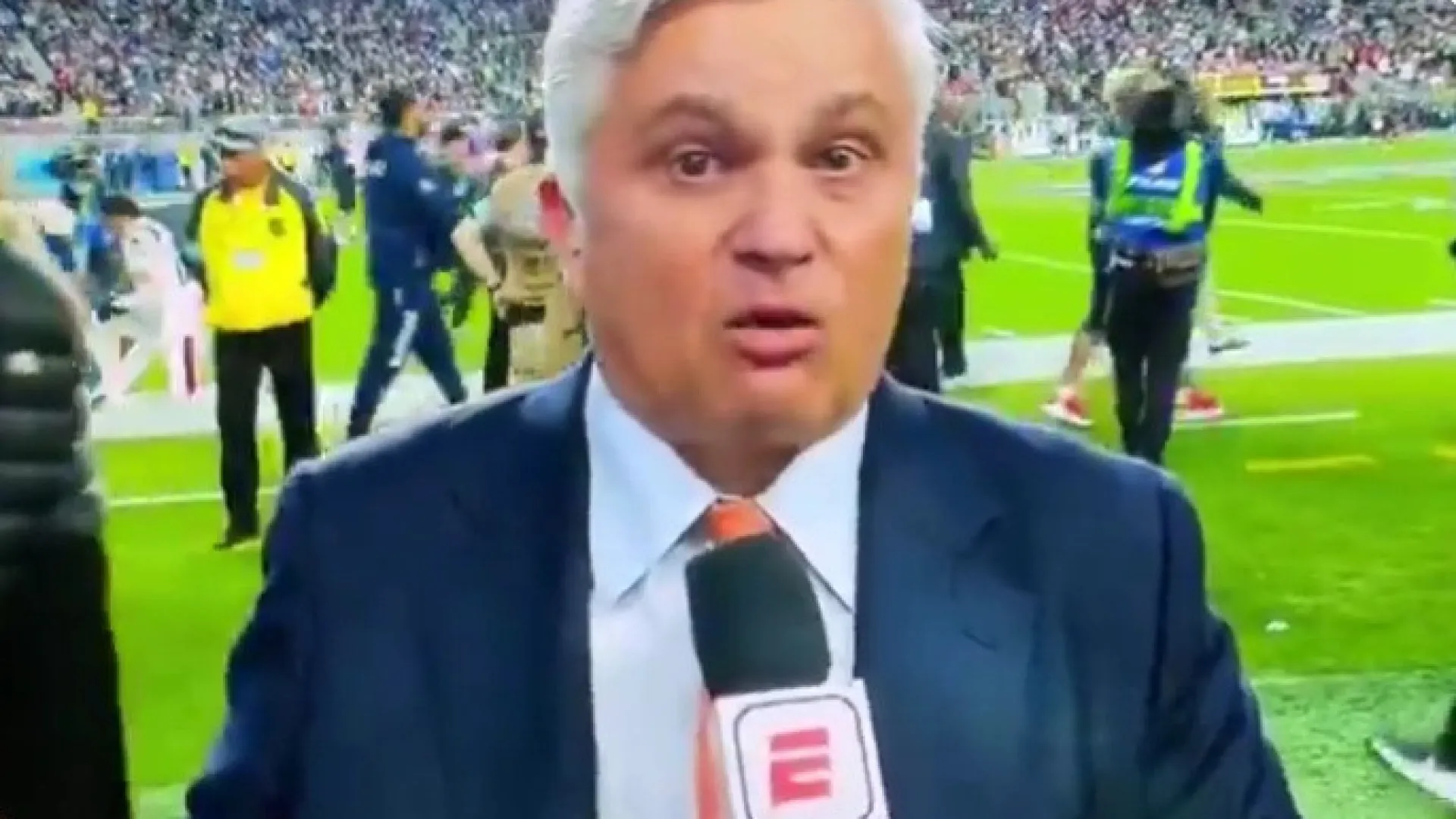 
                    Jornalista mexicano emociona-se em direto com atuação de Bad Bunny
                