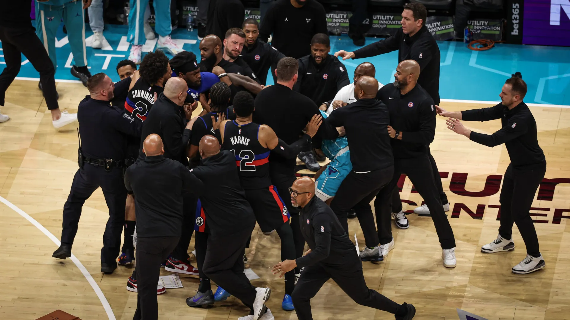 
                    Confusão total na NBA. Quatro jogadores expulsos após batalha campal
                