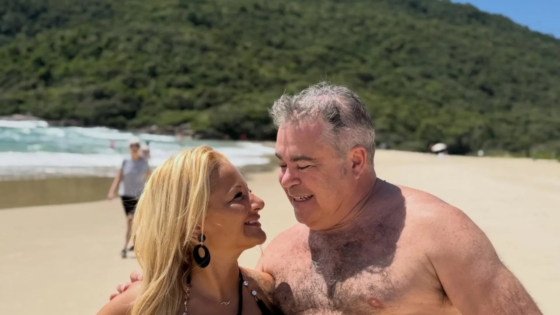 
                    A declaração de amor que mostra Toy e a mulher em roupa de banho
                