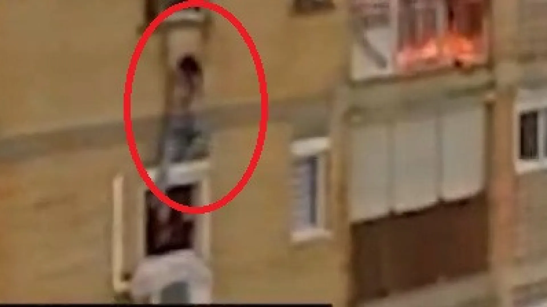 
                    Arrepiante. Mulher salva vizinha que se pendurou em janela após incêndio
                