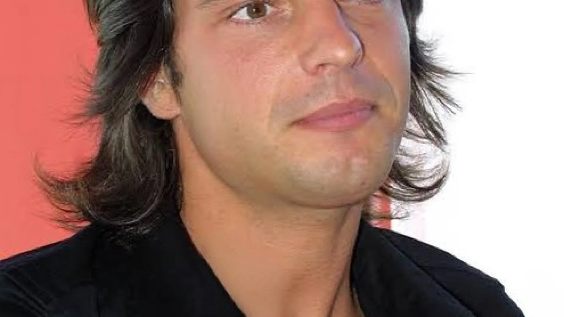 
                    Ainda se lembra? Cláudio Ramos partilha fotos com o cabelo comprido
                