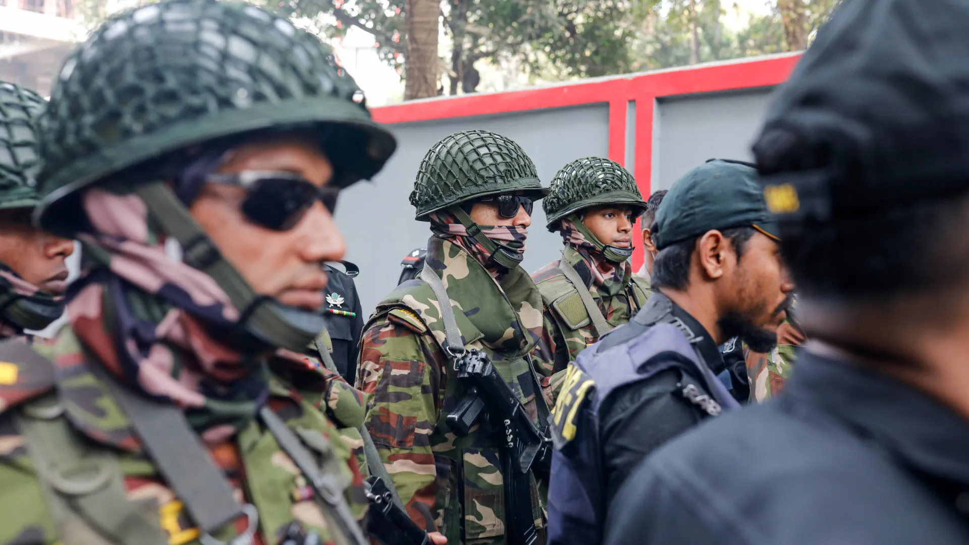 
                    Oposição no Bangladesh condena fraude e violência após eleições
                