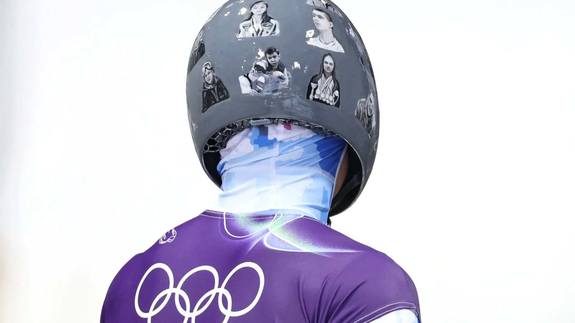 
                    Capacete com atletas mortos? 