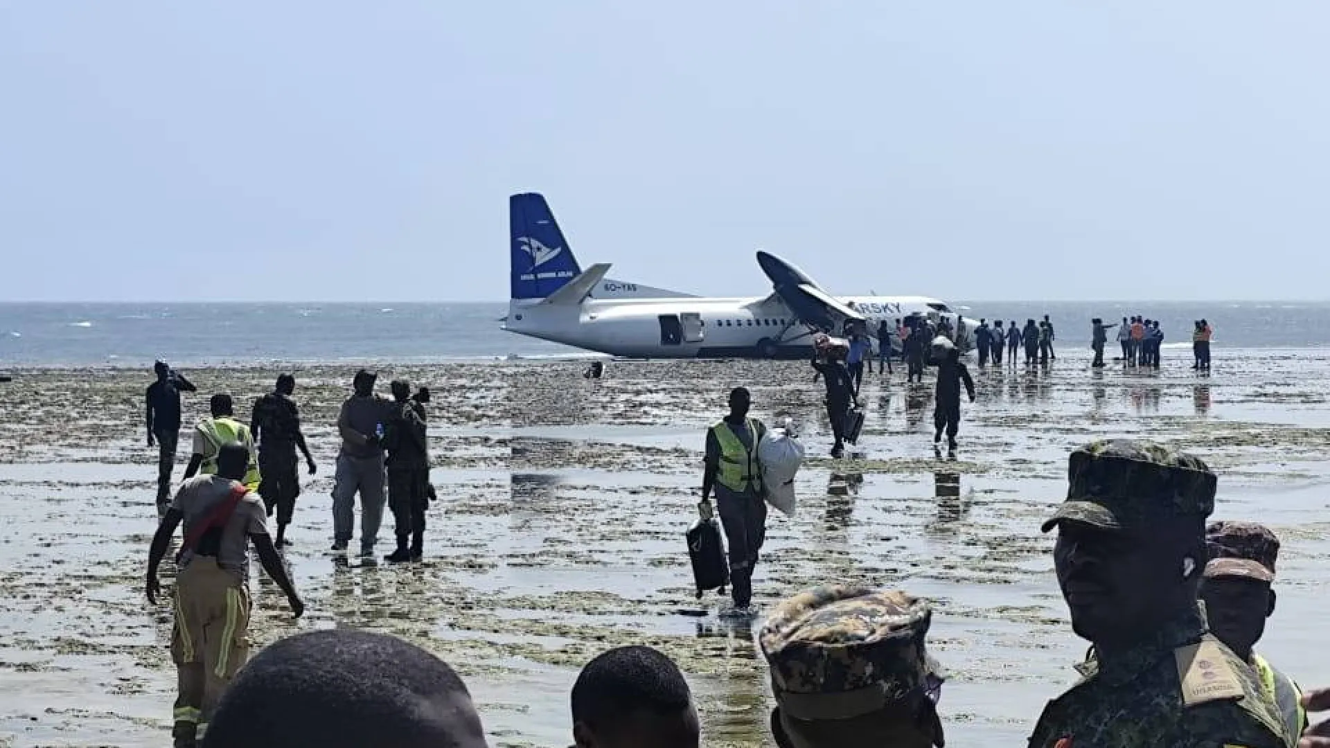 
                    Piloto faz aterragem forçada em praia na Somália. Sobreviveram todos
                