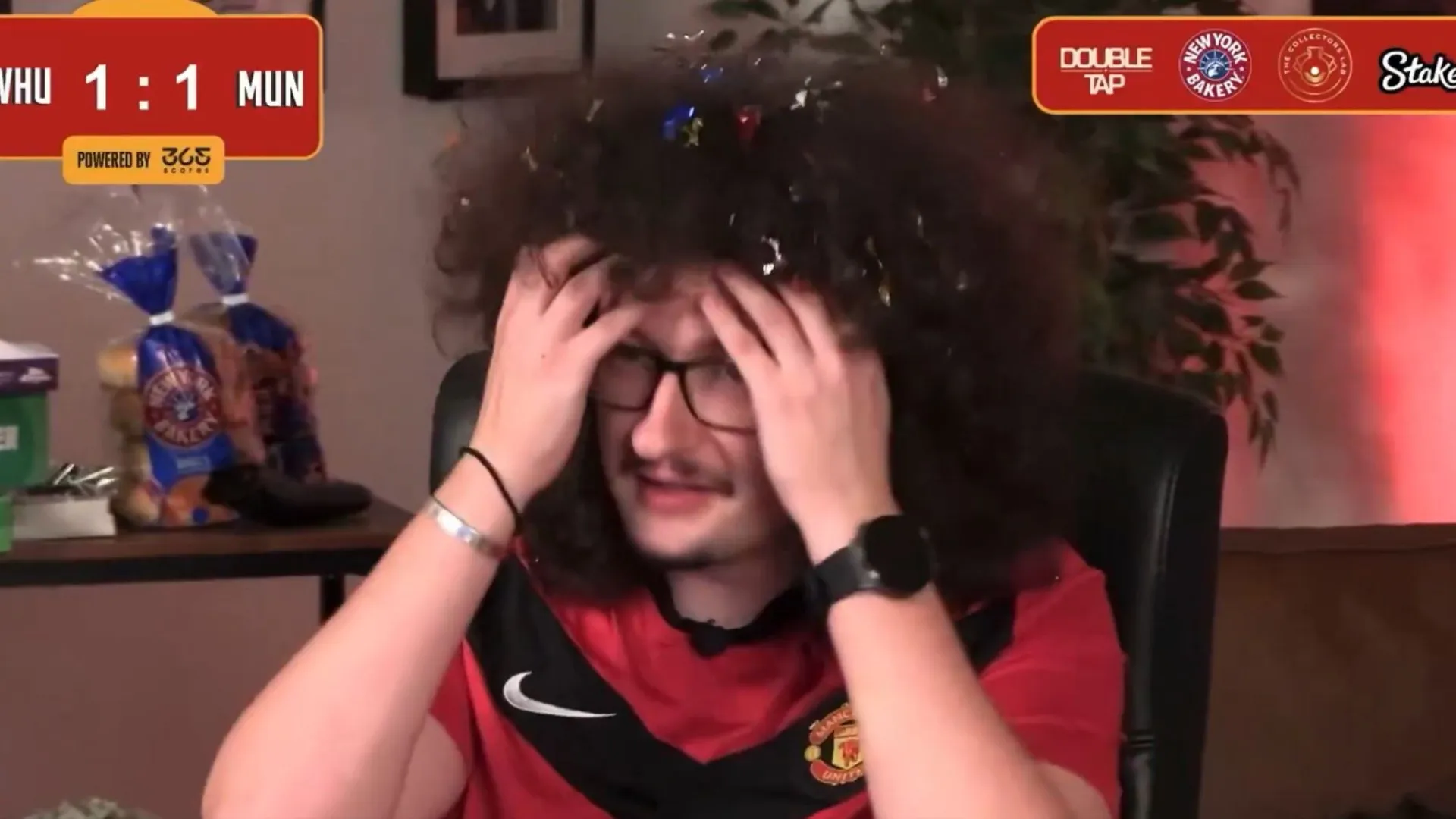 
                    Cabelo vai ter de esperar. A reação de Frank Ilett ao empate do United
                