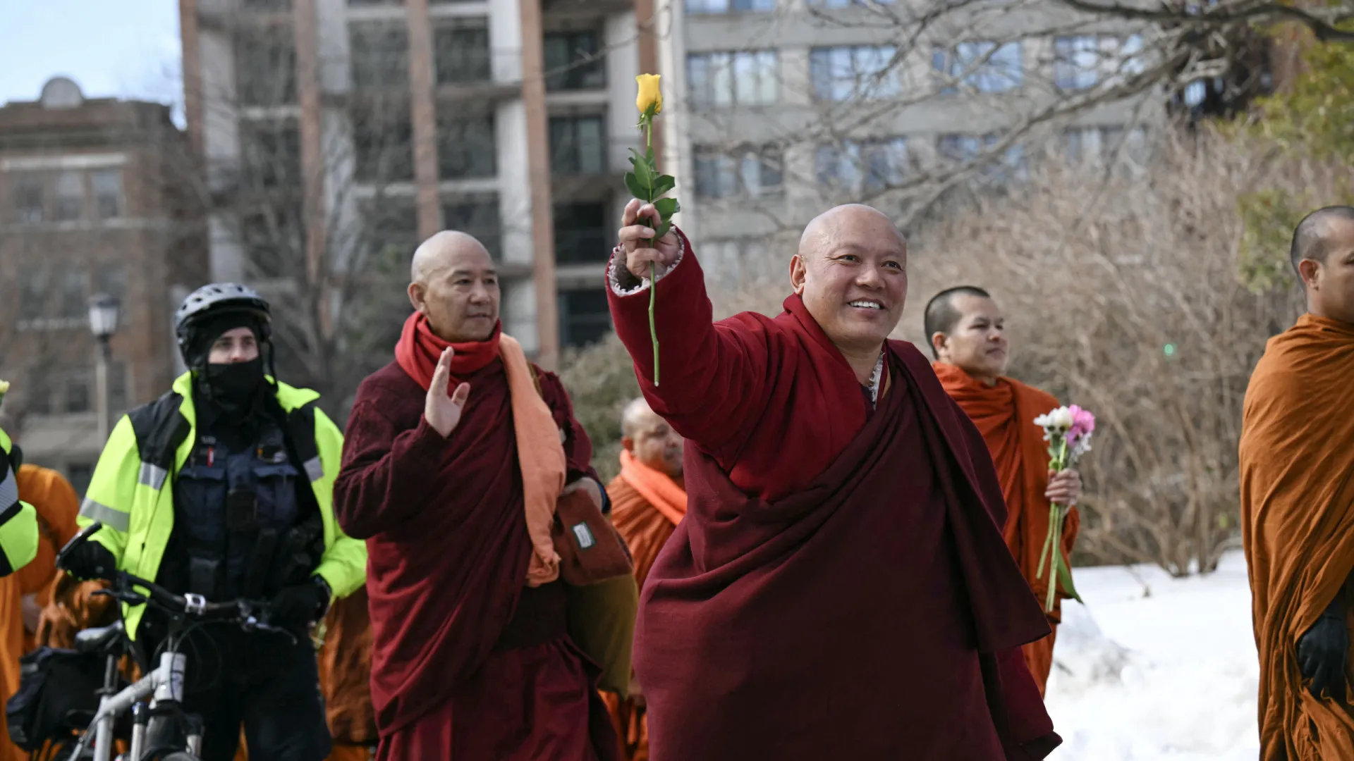 
                    Monges budistas chegam a Washington após mais de 100 dias de caminhada
                