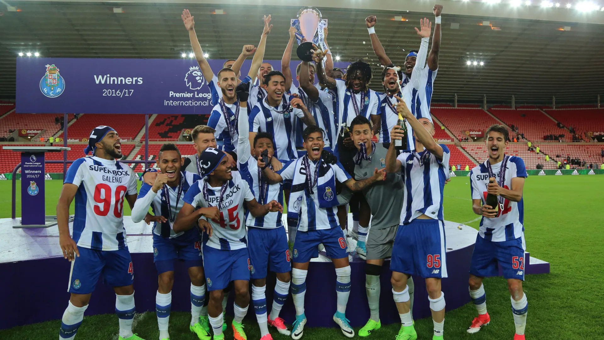 
                    E quando Galeno e mais 10 venceram a Premier League... pelo FC Porto?
                