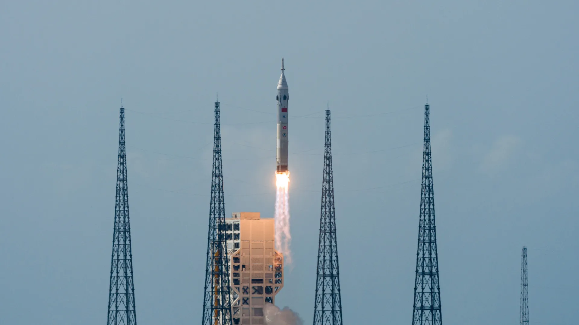 
                    China conclui testes com foguetão no plano de levar astronautas à Lua
                