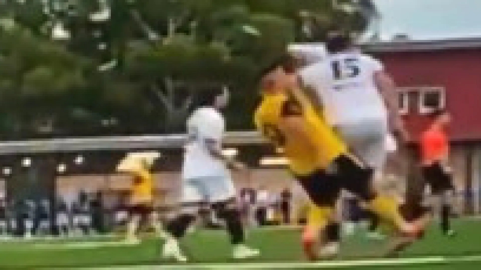 
                    Já é caso de polícia. Clube suspende jogador por este lance horripilante
                