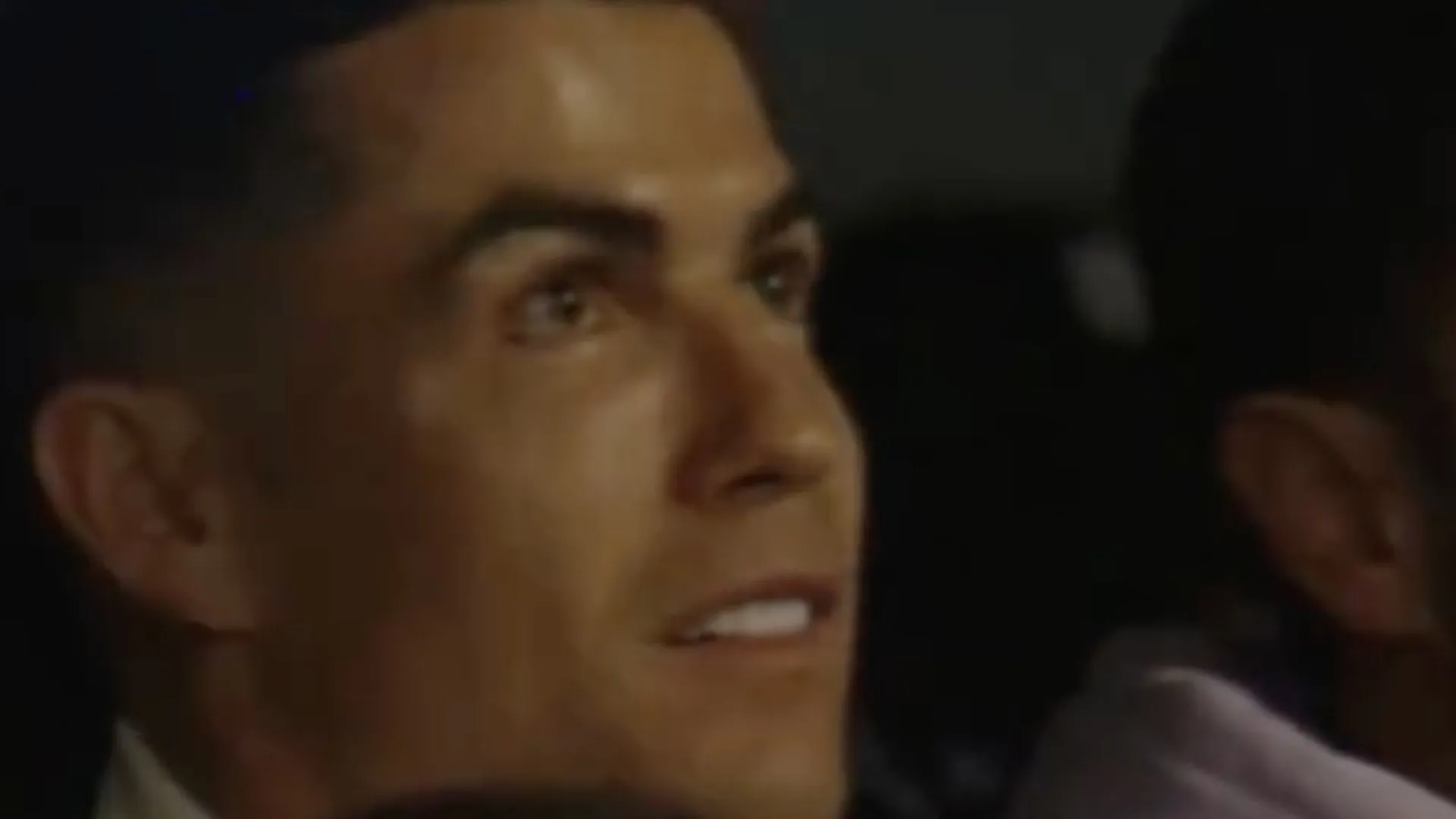 
                    De greve no futebol, Cristiano Ronaldo reaparece... no padel
                