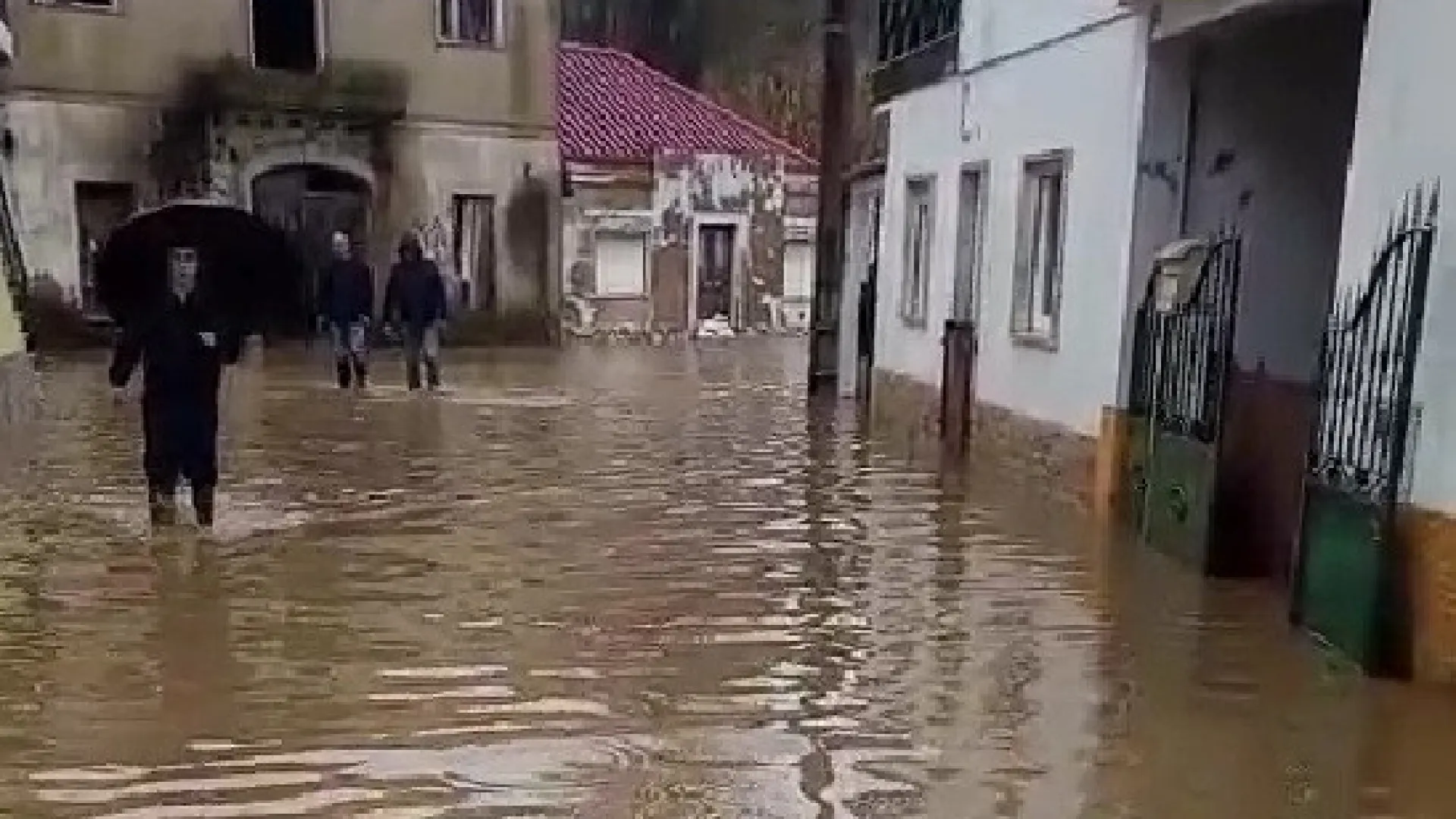 Rio já galgou margens em aldeias de Alenquer. Há localidades isoladas