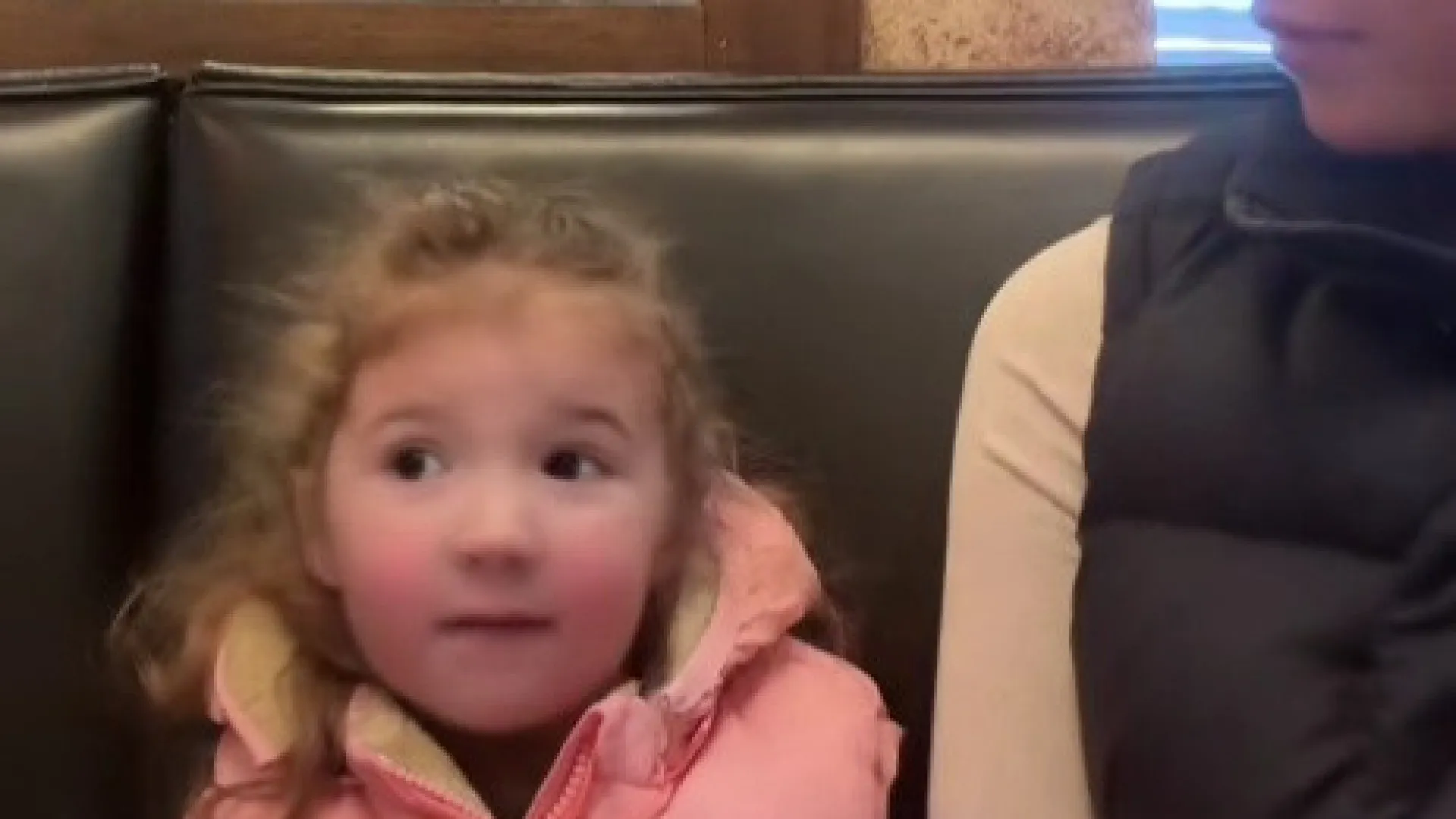 
                    Mãe força filha de dois anos a sair da zona de conforto e divide opiniões
                