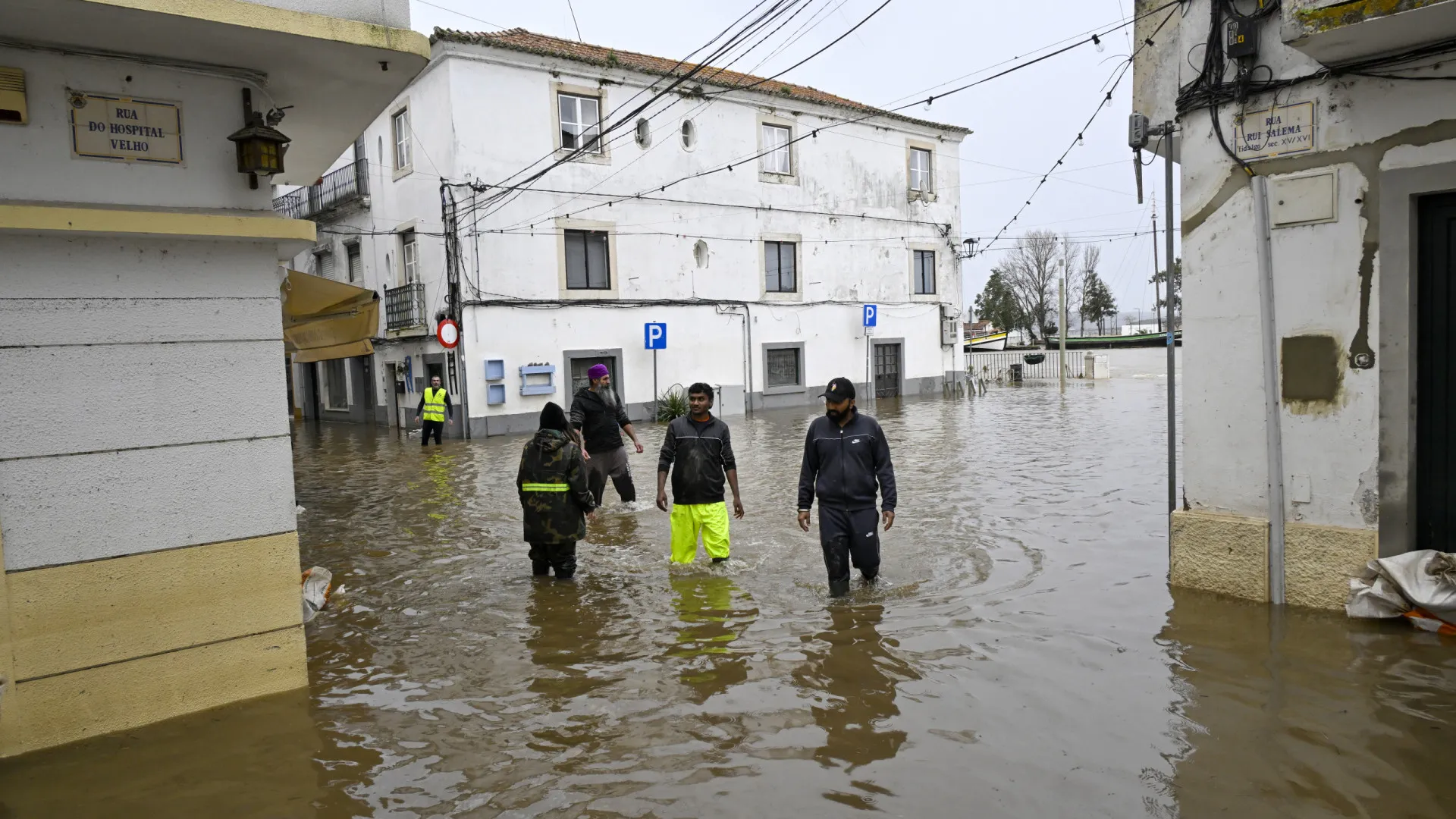 
                    Caudal do Sado baixa em Alcácer do Sal mas avenida mantém-se inundada
                