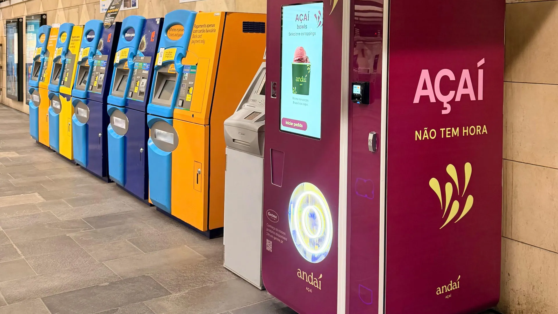 
                    Já reparou nesta vending machine em Lisboa? Tem açaí a qualquer hora
                