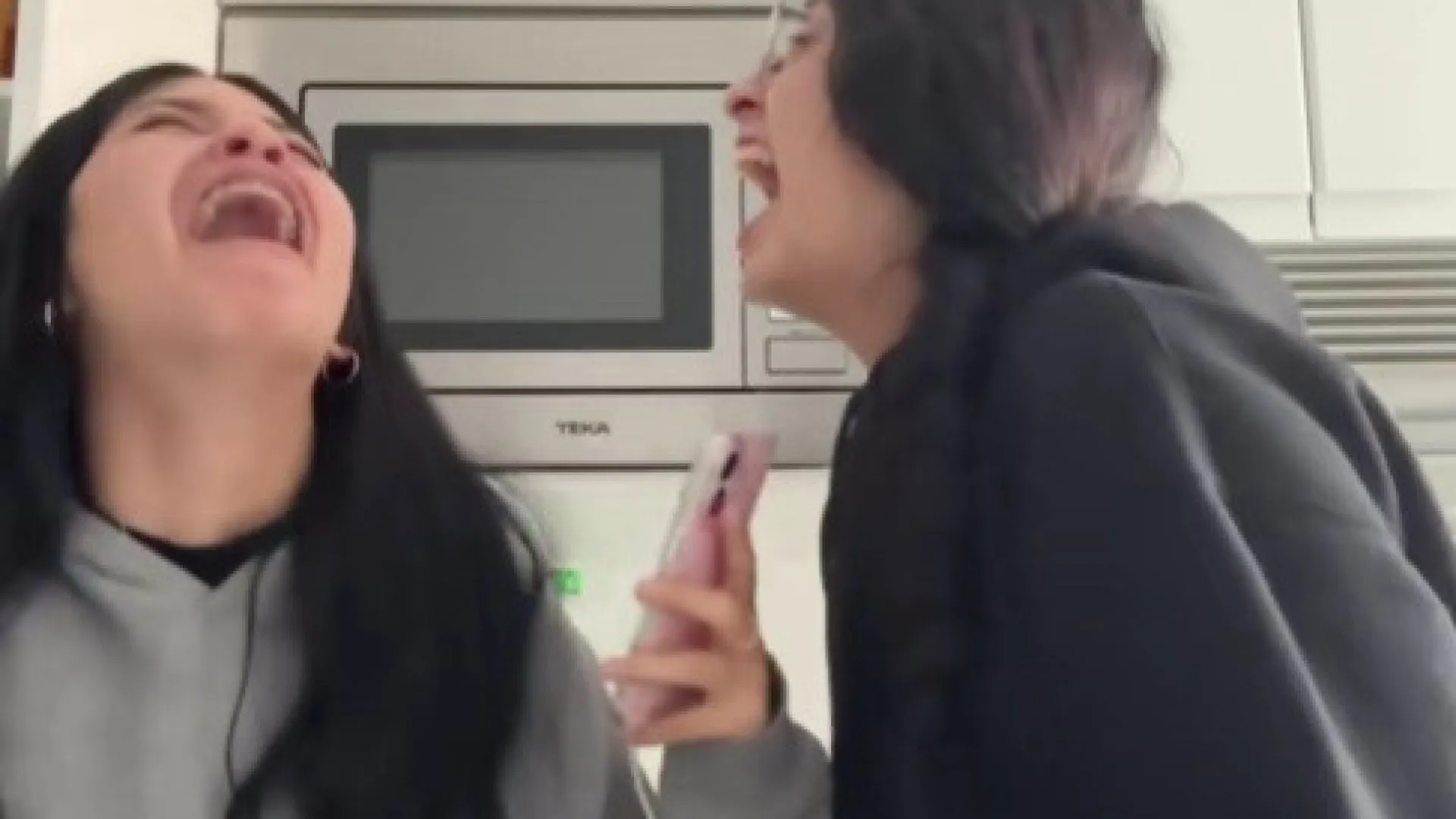 
                    Amigas compram bilhetes para Bad Bunny mas erro leva-as para outro sítio
                