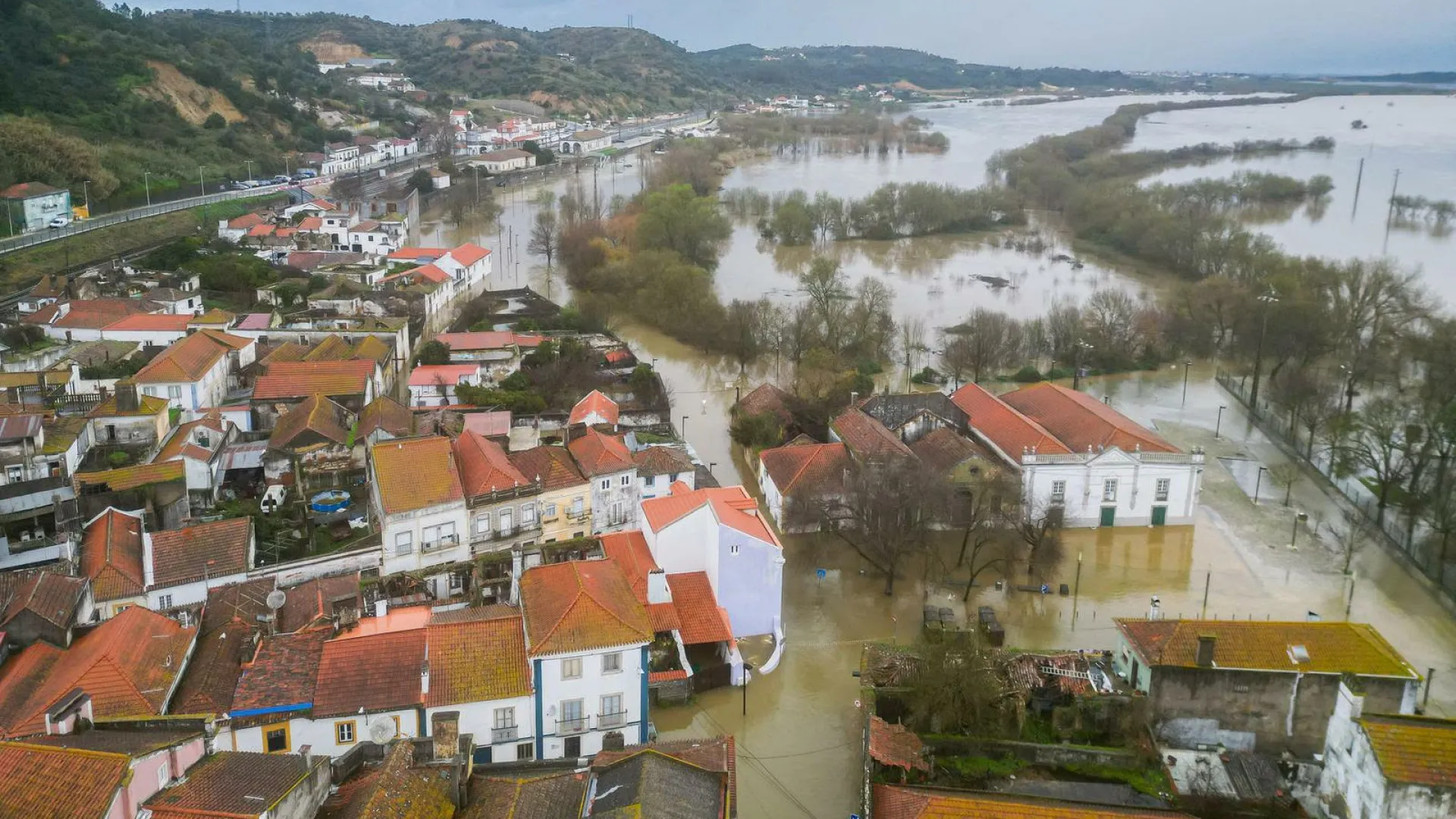 
                    Santarém: Dois meses depois, 500 famílias continuam com apoio social
                