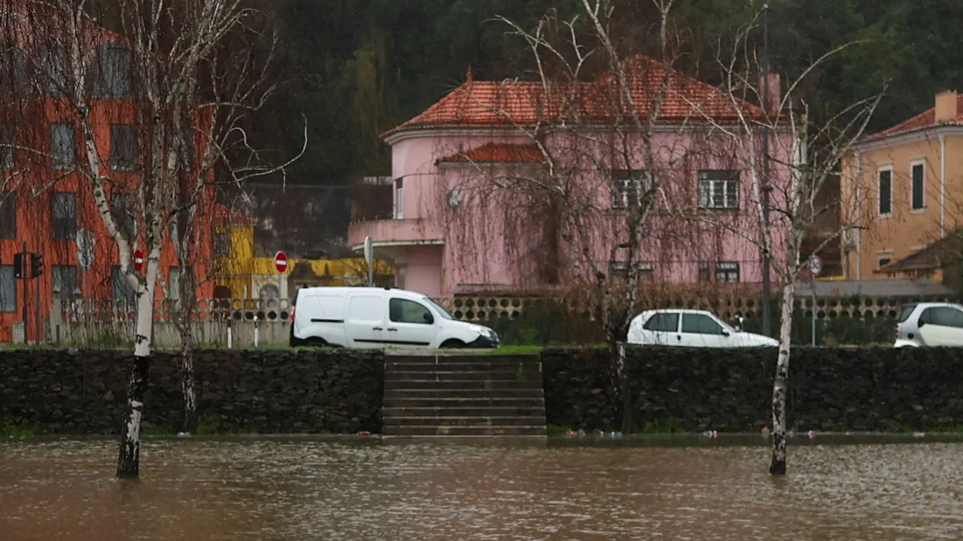 
                    Proteção Civil pede aos cidadãos que evitem riscos em zonas inundáveis
                