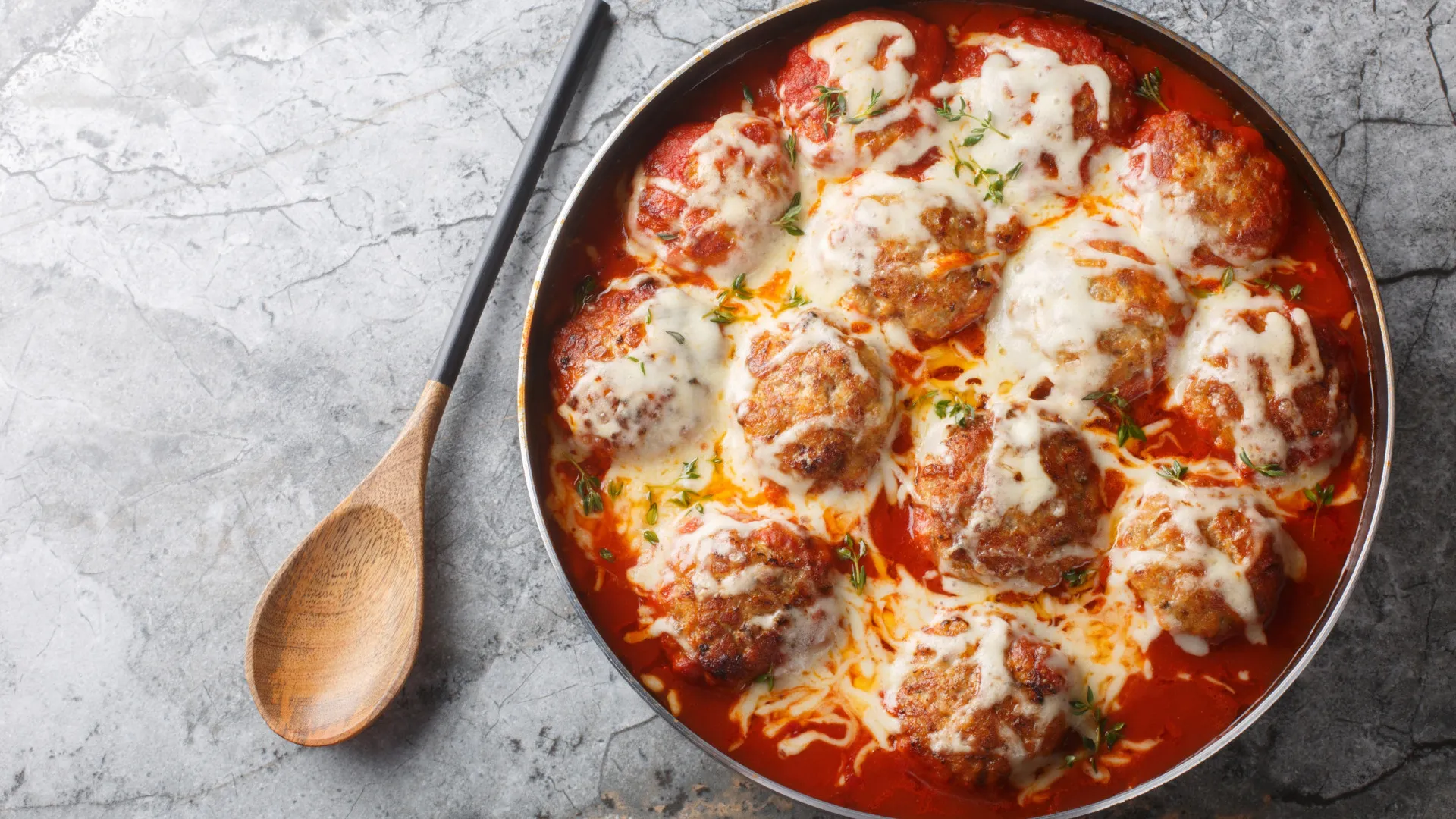 
                    Estas almôndegas no forno com queijo ralado preparam-se em 15 minutos
                