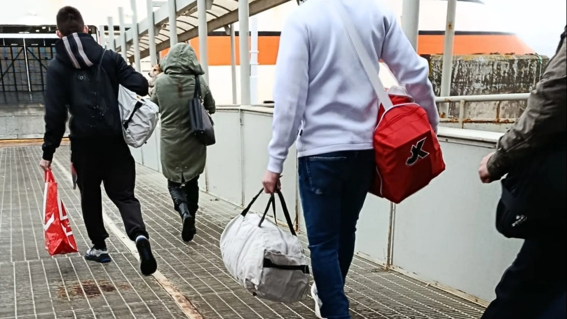 
                    Retirados 48 moradores de Porto Brandão para a Trafaria
                