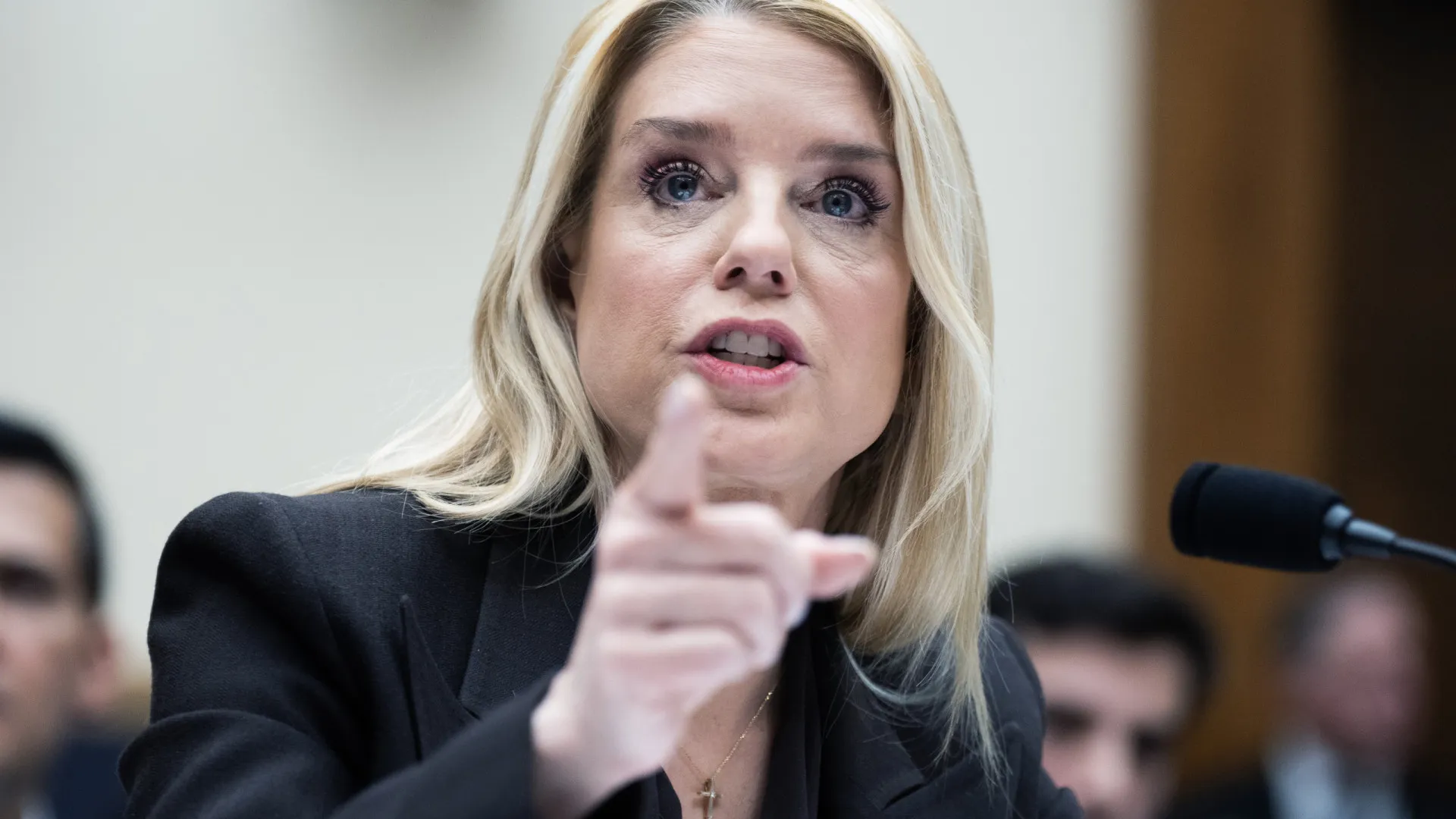 
                    Democratas acusam procuradora de encobrir informações sobre Epstein
                